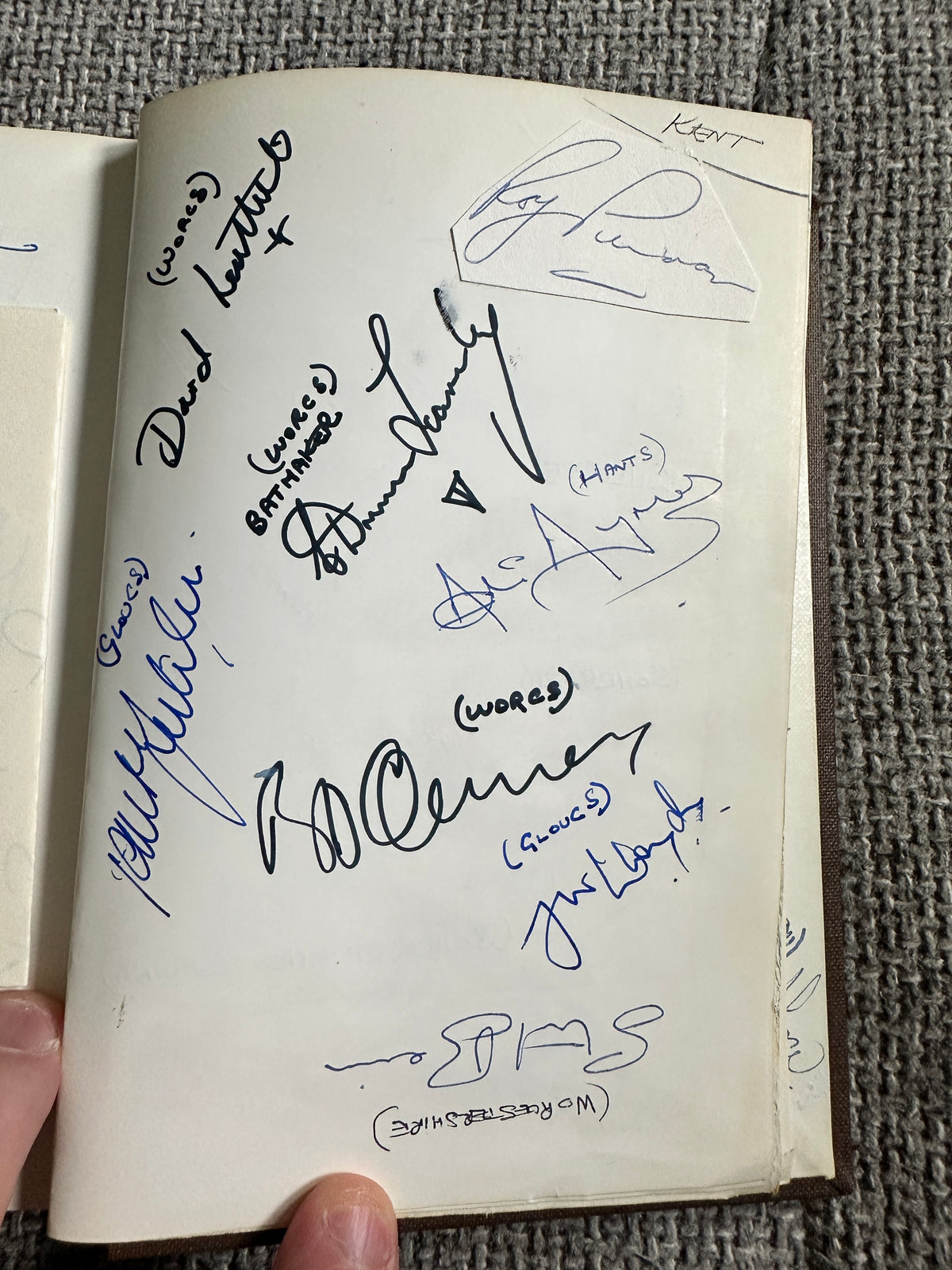 1987 Cricketers Who’s Who 100’s of signatures (Botham, Lamb, Border, Imran Khan, Kallicharan etc) fantastic collection - Honeyburn Books (UK)