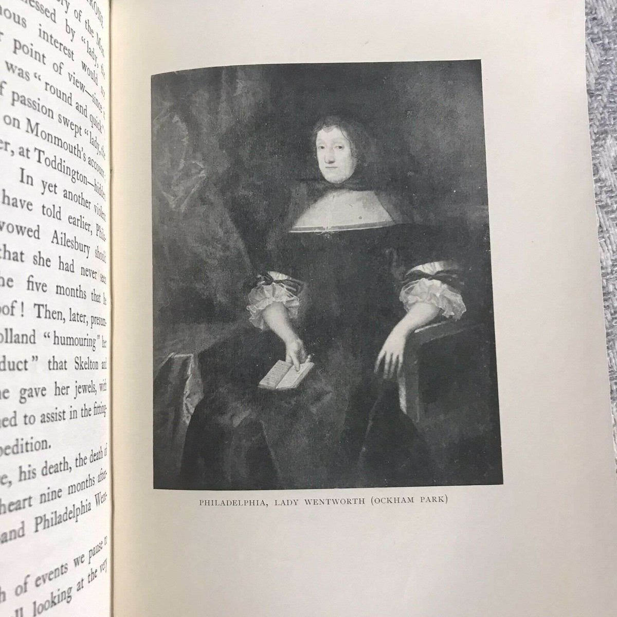 1914*1st* On The Left Of A Throne - Mrs. Evan Nepean(36 Illustrations) The Bodle - Honeyburn Books (UK)