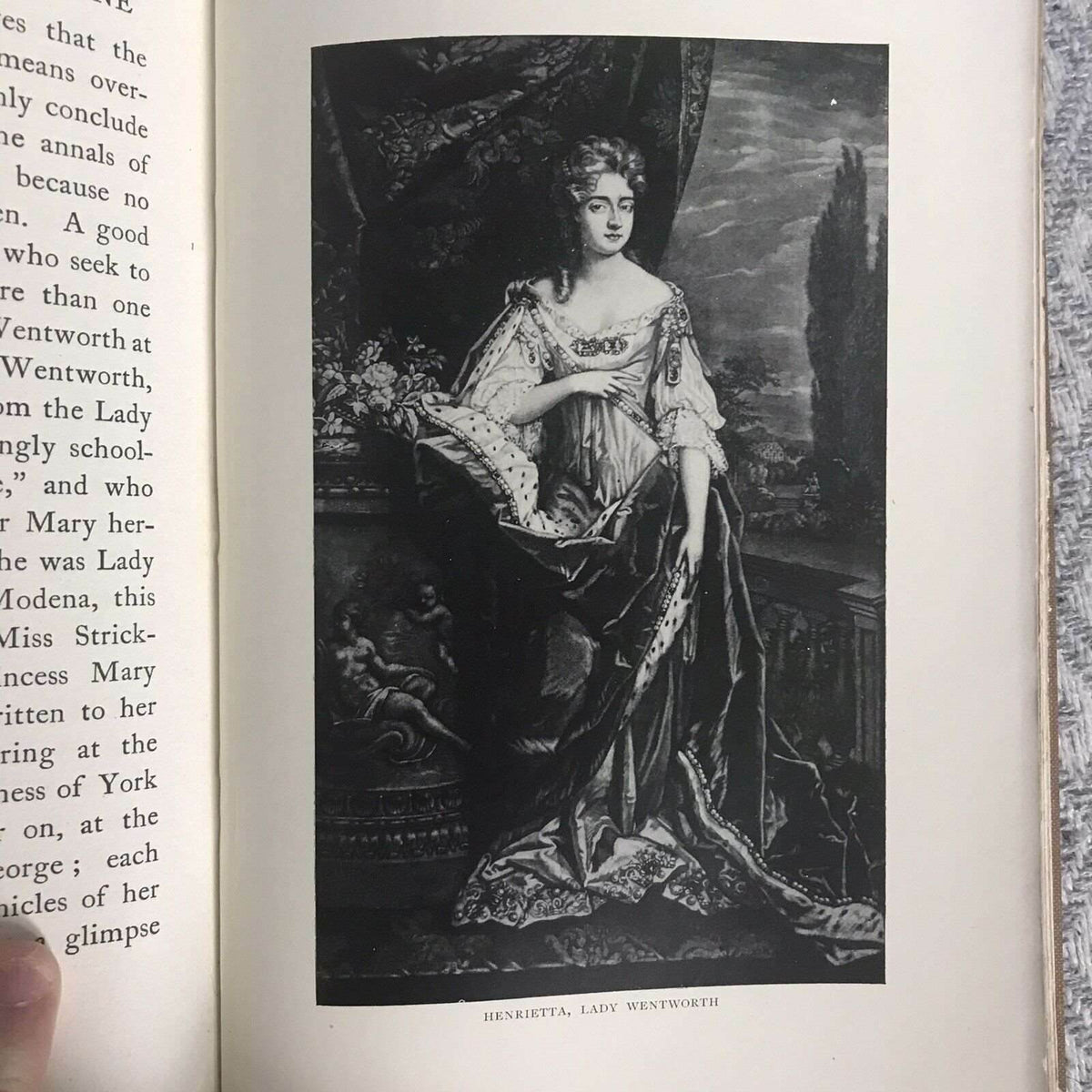 1914*1st* On The Left Of A Throne - Mrs. Evan Nepean(36 Illustrations) The Bodle - Honeyburn Books (UK)
