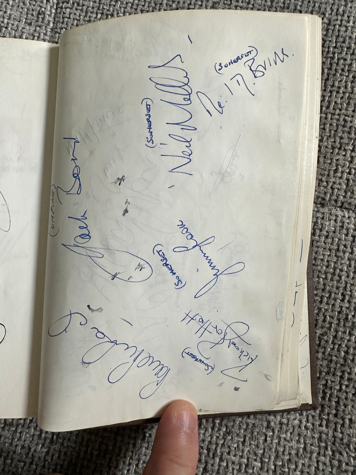 1987 Cricketers Who’s Who 100’s of signatures (Botham, Lamb, Border, Imran Khan, Kallicharan etc) fantastic collection - Honeyburn Books (UK)