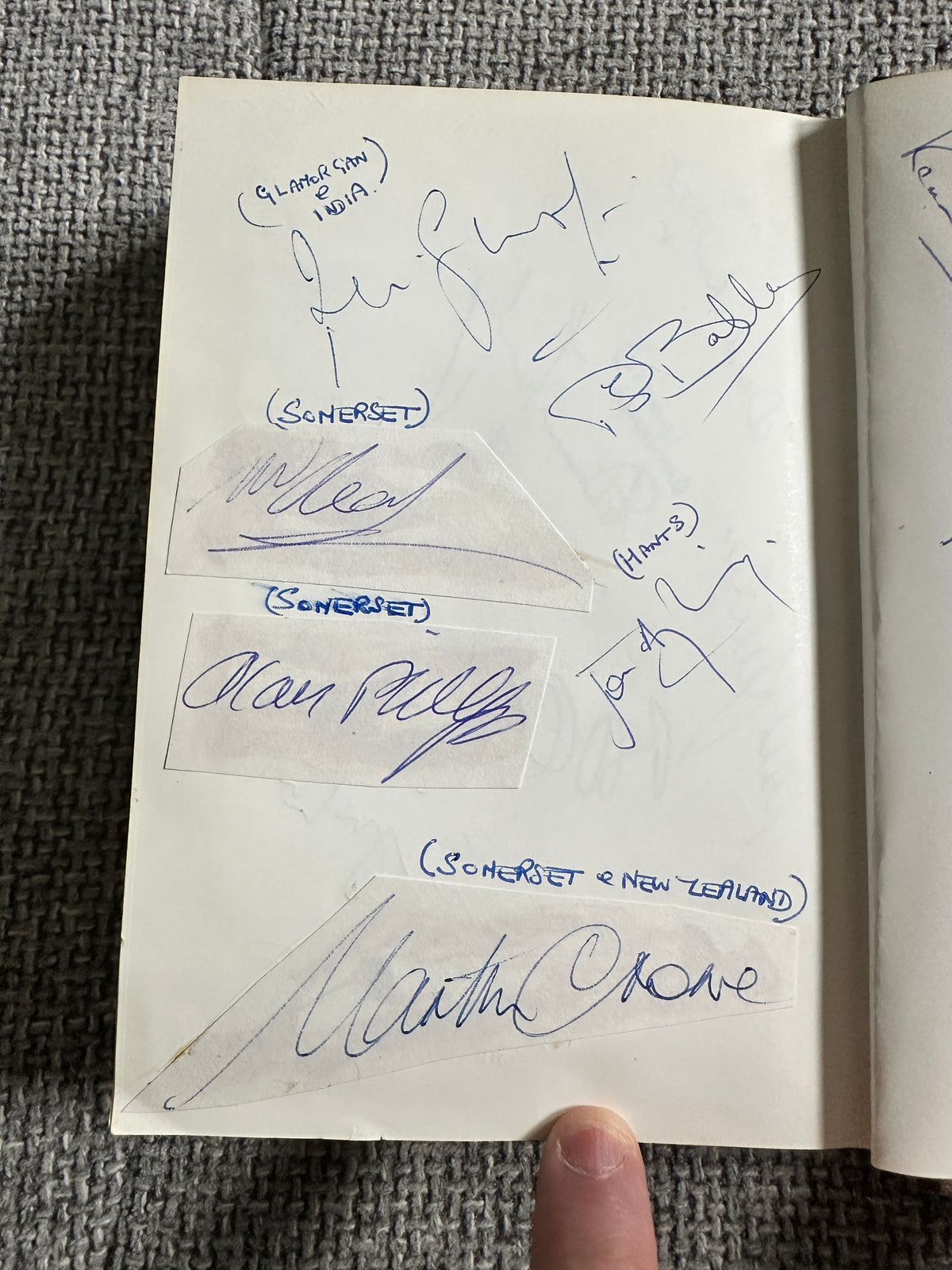 1987 Cricketers Who’s Who 100’s of signatures (Botham, Lamb, Border, Imran Khan, Kallicharan etc) fantastic collection - Honeyburn Books (UK)