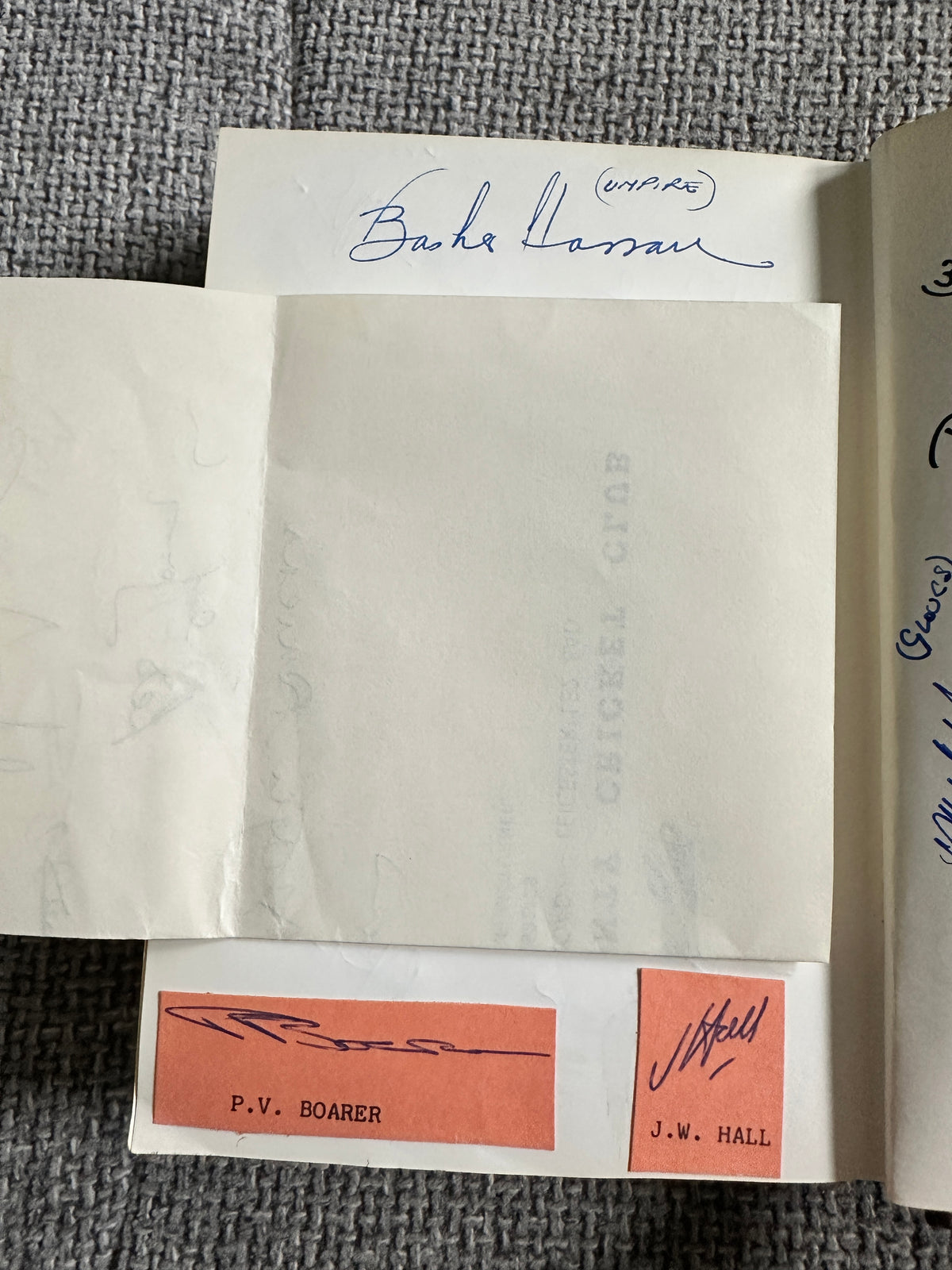 1987 Cricketers Who’s Who 100’s of signatures (Botham, Lamb, Border, Imran Khan, Kallicharan etc) fantastic collection - Honeyburn Books (UK)