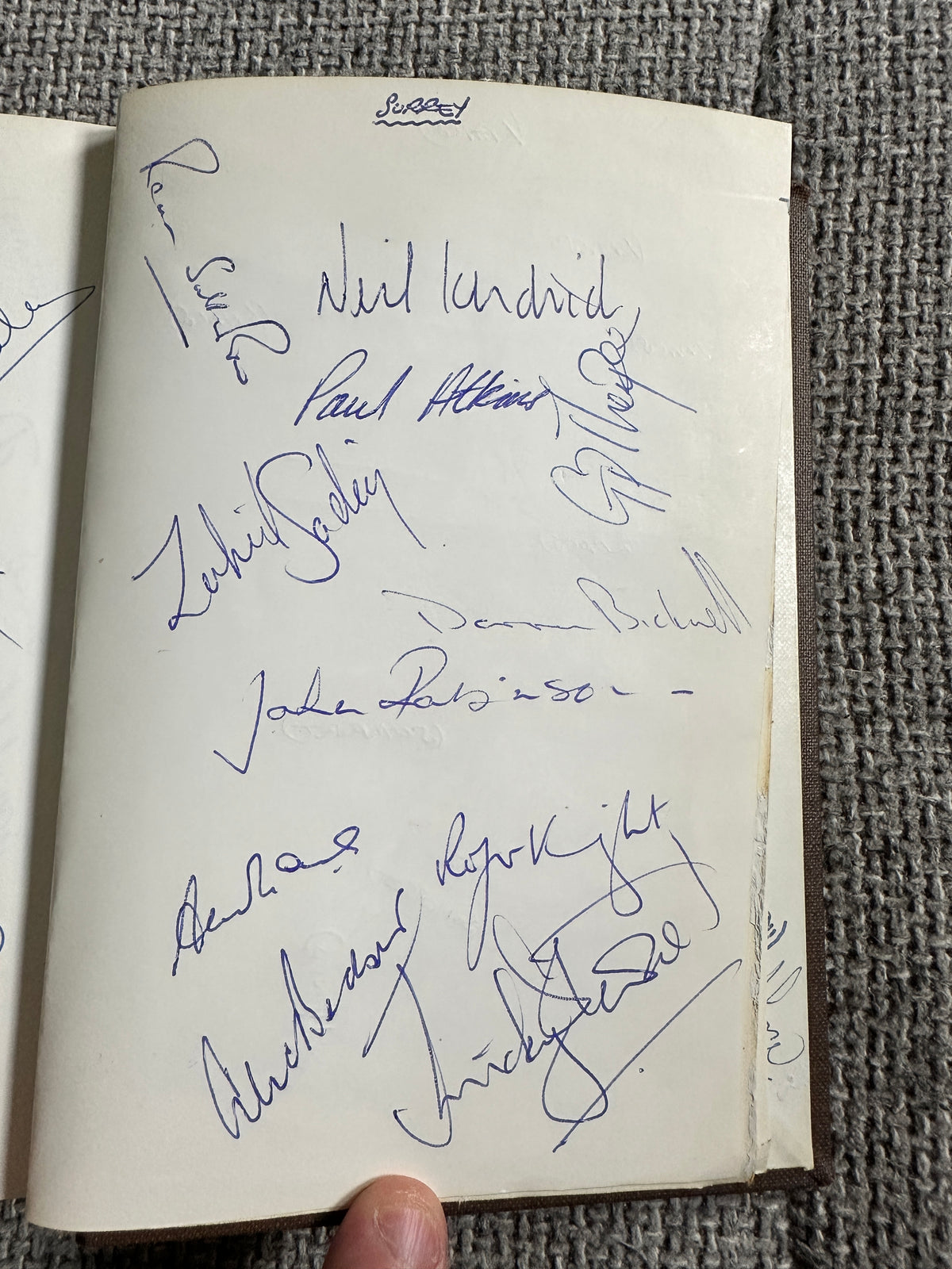 1987 Cricketers Who’s Who 100’s of signatures (Botham, Lamb, Border, Imran Khan, Kallicharan etc) fantastic collection - Honeyburn Books (UK)