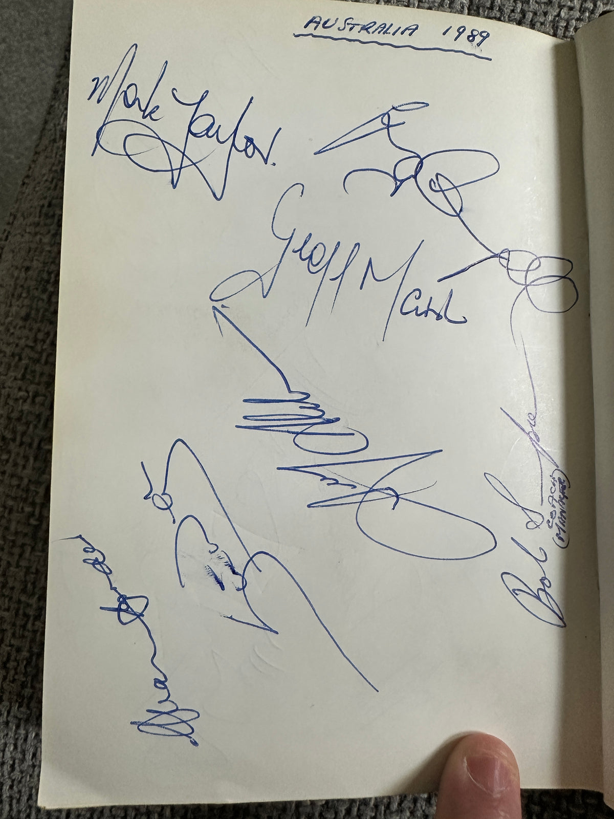 1987 Cricketers Who’s Who 100’s of signatures (Botham, Lamb, Border, Imran Khan, Kallicharan etc) fantastic collection - Honeyburn Books (UK)