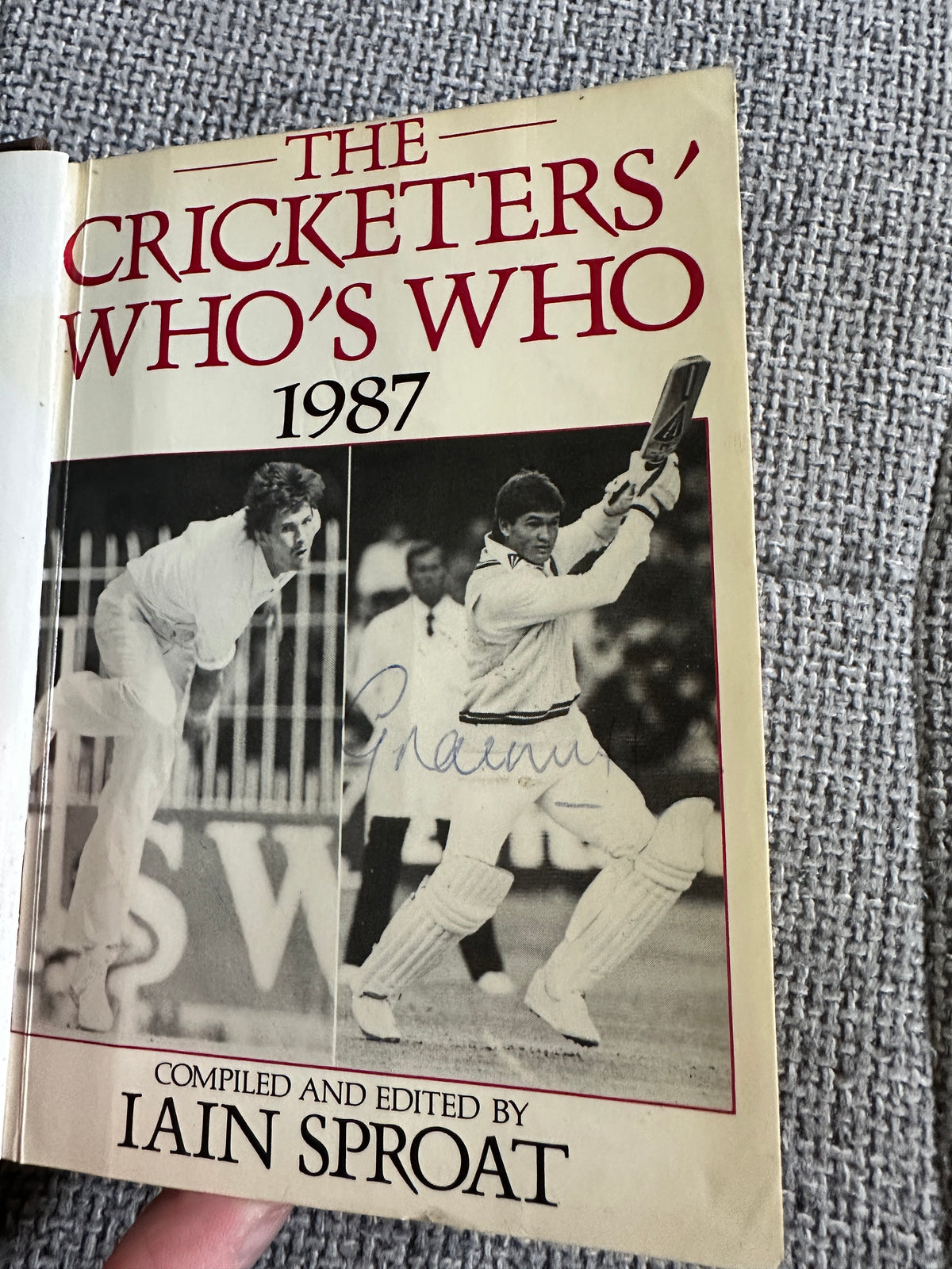 1987 Cricketers Who’s Who 100’s of signatures (Botham, Lamb, Border, Imran Khan, Kallicharan etc) fantastic collection - Honeyburn Books (UK)