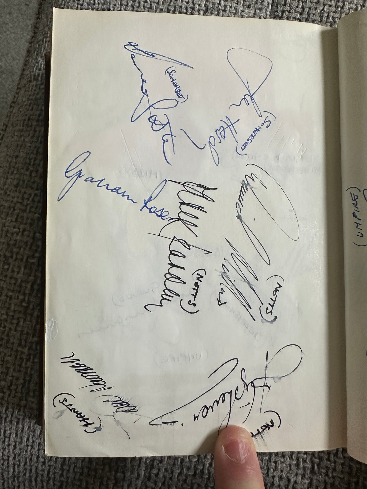 1987 Cricketers Who’s Who 100’s of signatures (Botham, Lamb, Border, Imran Khan, Kallicharan etc) fantastic collection - Honeyburn Books (UK)