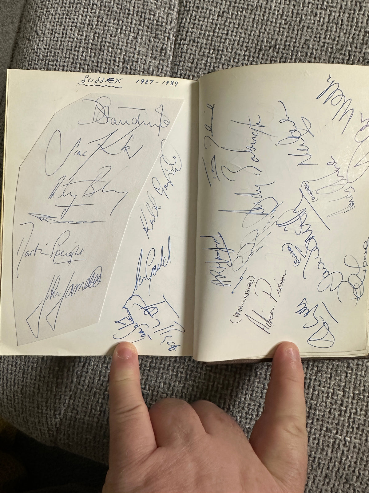 1987 Cricketers Who’s Who 100’s of signatures (Botham, Lamb, Border, Imran Khan, Kallicharan etc) fantastic collection - Honeyburn Books (UK)