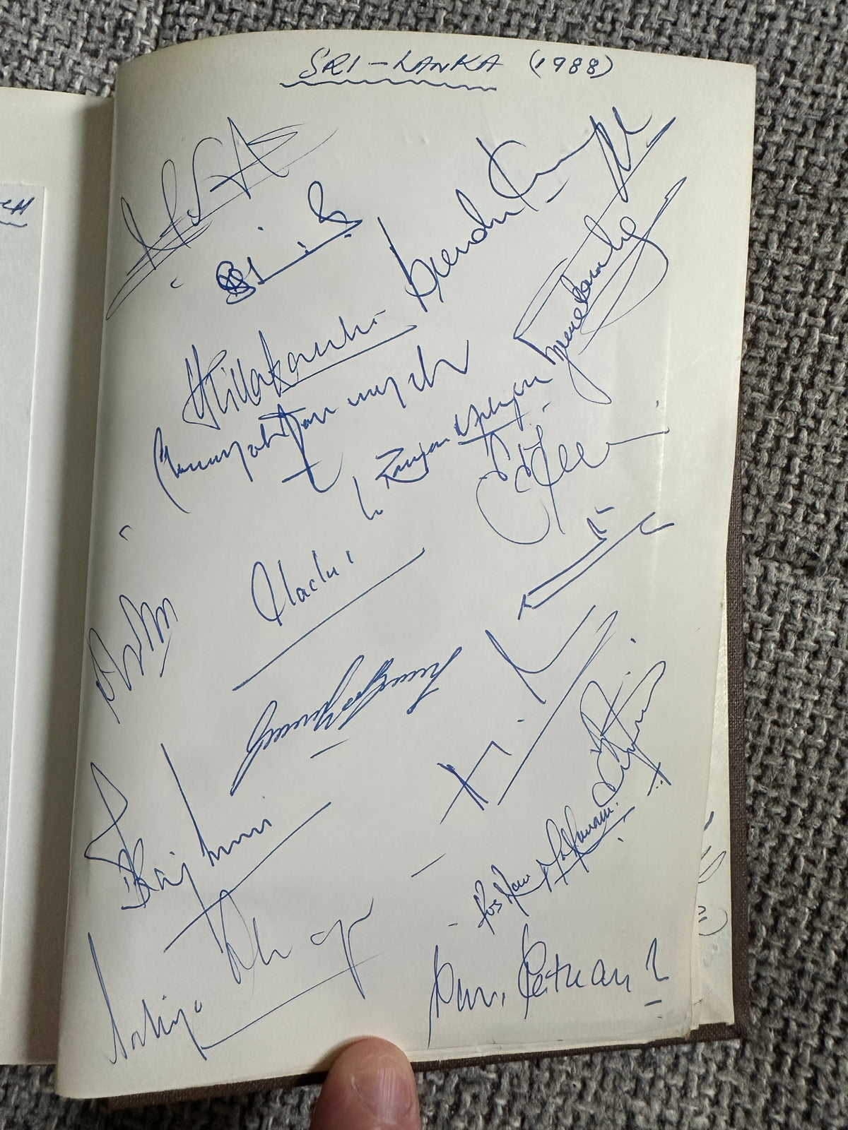 1987 Cricketers Who’s Who 100’s of signatures (Botham, Lamb, Border, Imran Khan, Kallicharan etc) fantastic collection - Honeyburn Books (UK)