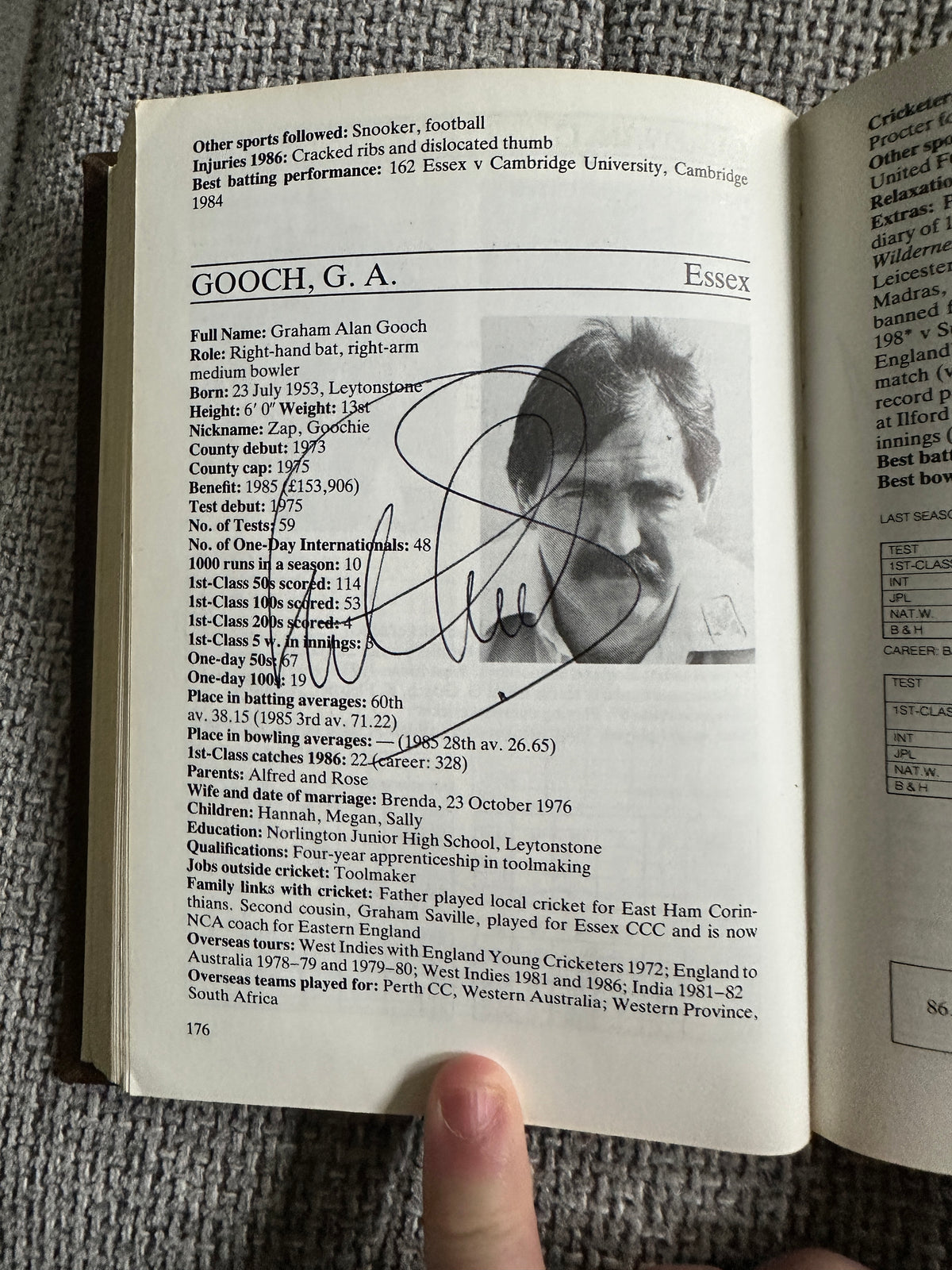 1987 Cricketers Who’s Who 100’s of signatures (Botham, Lamb, Border, Imran Khan, Kallicharan etc) fantastic collection - Honeyburn Books (UK)