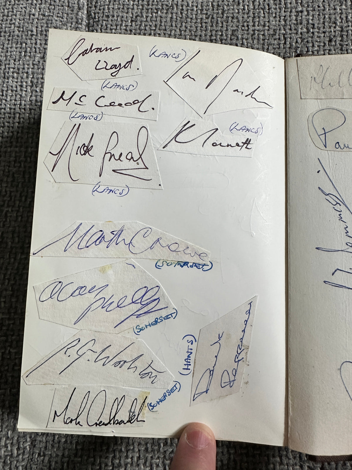 1987 Cricketers Who’s Who 100’s of signatures (Botham, Lamb, Border, Imran Khan, Kallicharan etc) fantastic collection - Honeyburn Books (UK)