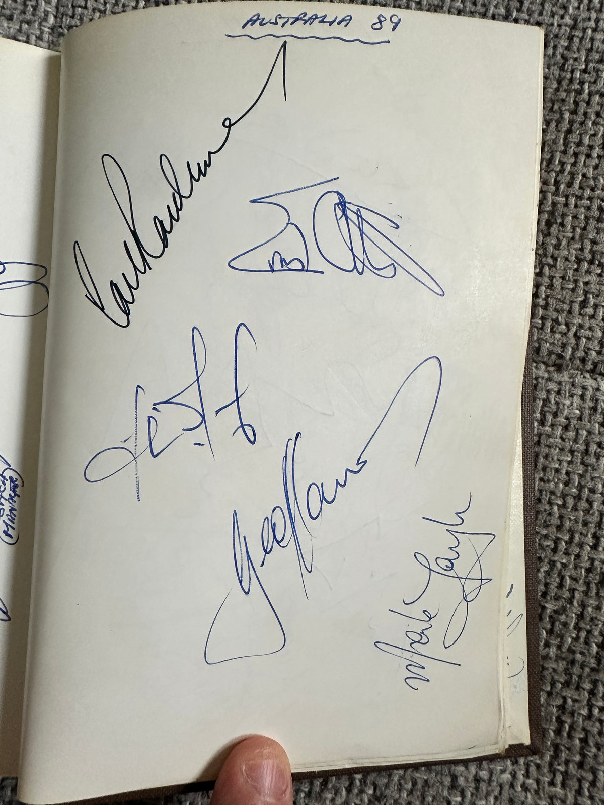 1987 Cricketers Who’s Who 100’s of signatures (Botham, Lamb, Border, Imran Khan, Kallicharan etc) fantastic collection - Honeyburn Books (UK)