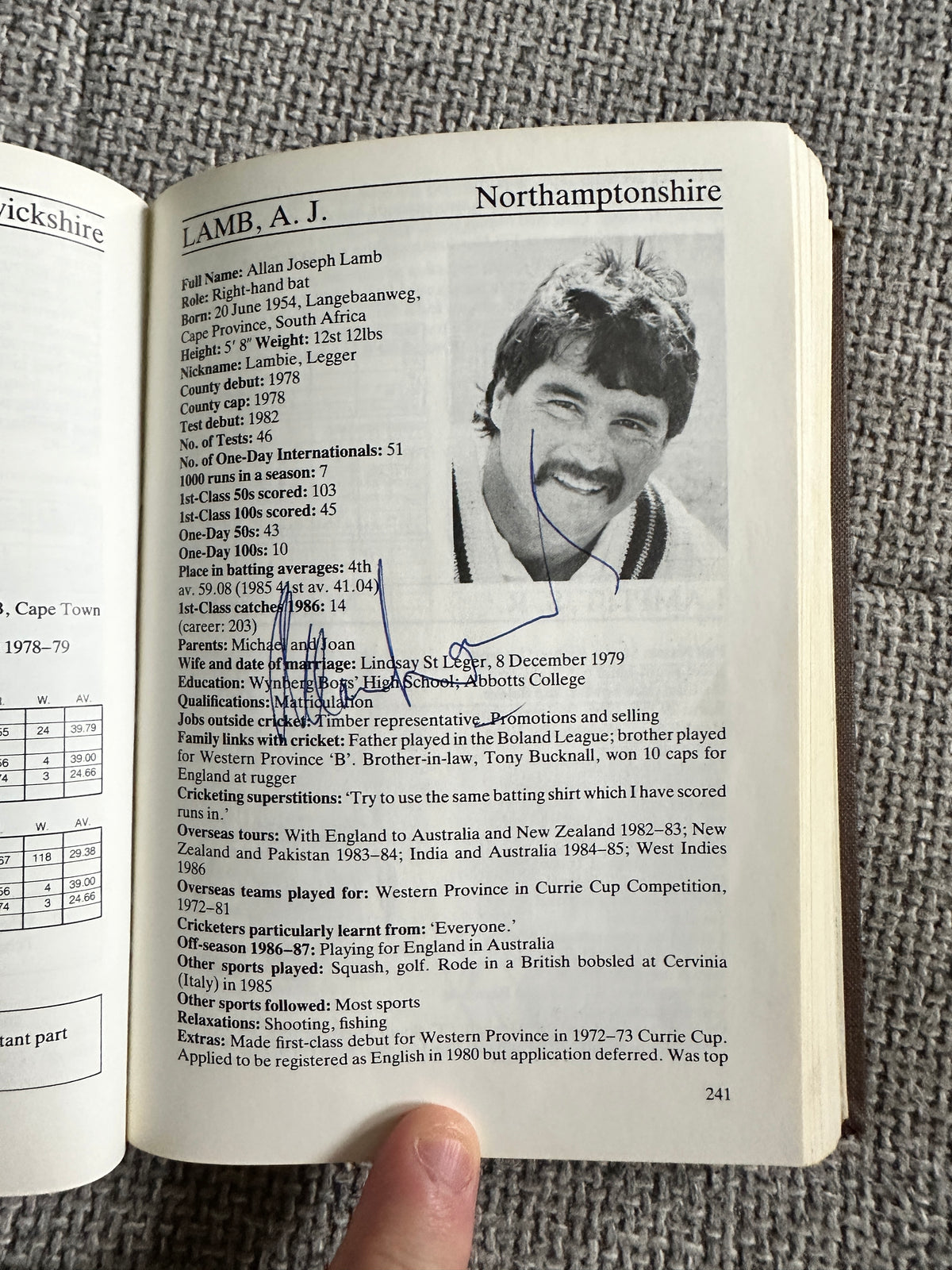 1987 Cricketers Who’s Who 100’s of signatures (Botham, Lamb, Border, Imran Khan, Kallicharan etc) fantastic collection - Honeyburn Books (UK)