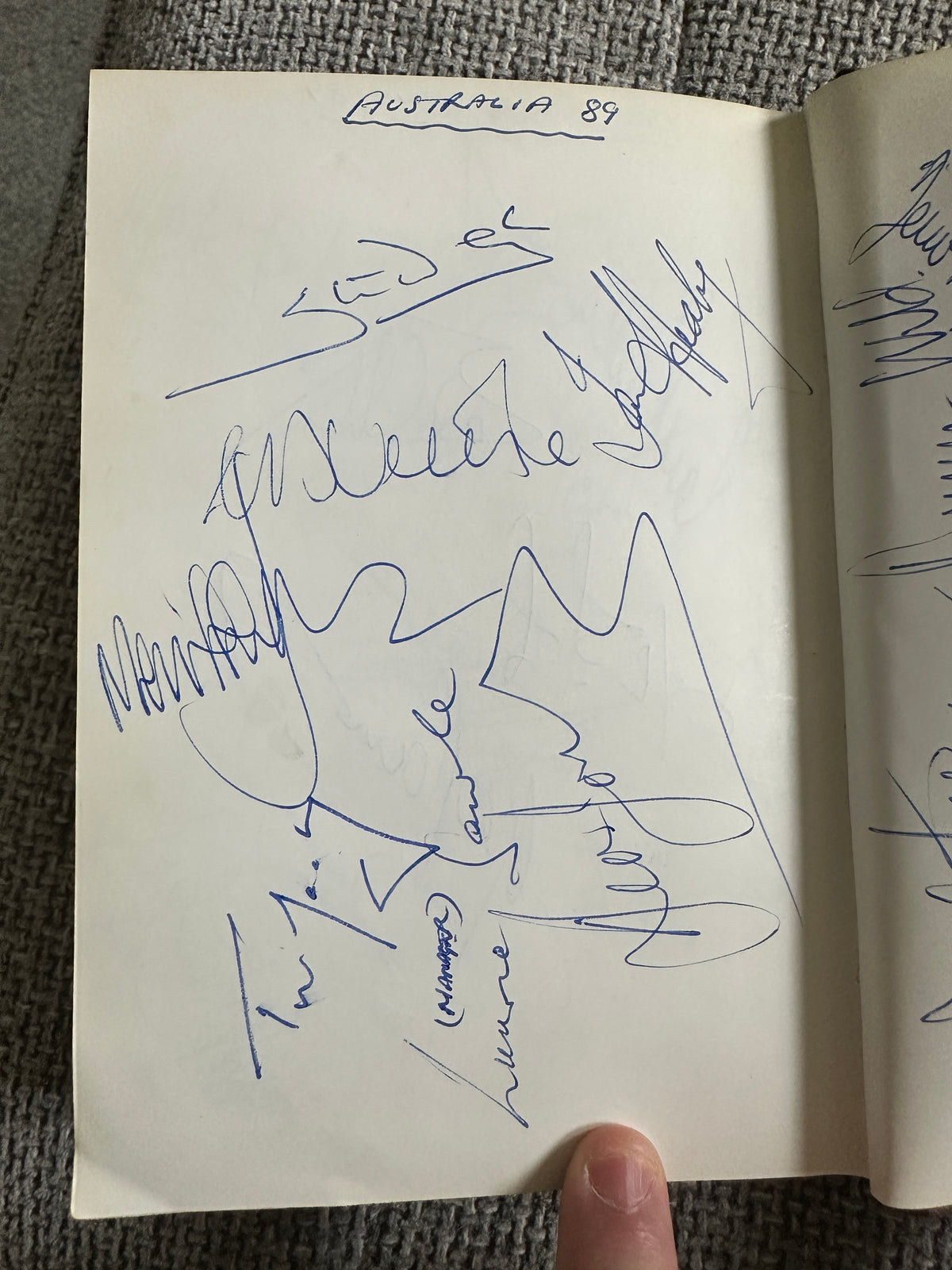 1987 Cricketers Who’s Who 100’s of signatures (Botham, Lamb, Border, Imran Khan, Kallicharan etc) fantastic collection - Honeyburn Books (UK)