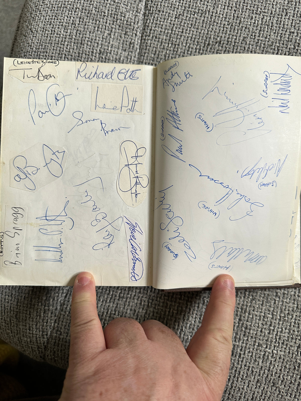 1987 Cricketers Who’s Who 100’s of signatures (Botham, Lamb, Border, Imran Khan, Kallicharan etc) fantastic collection - Honeyburn Books (UK)