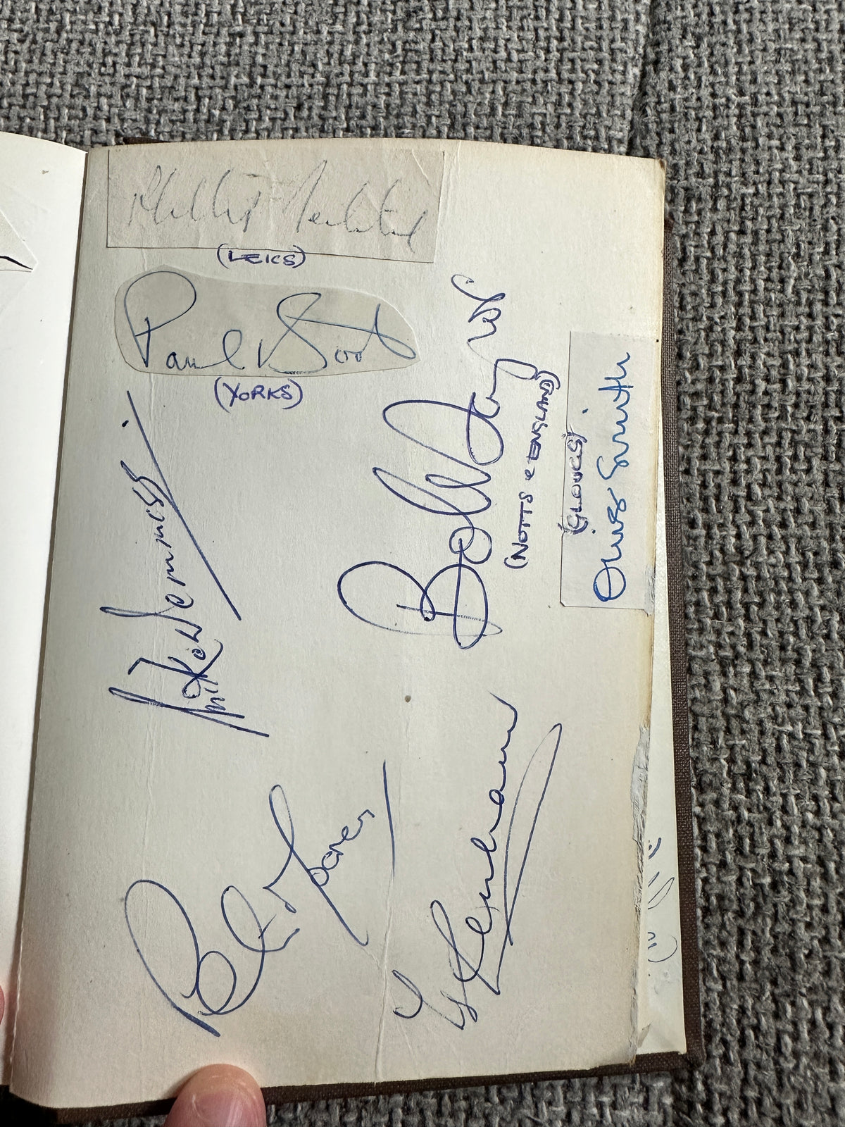 1987 Cricketers Who’s Who 100’s of signatures (Botham, Lamb, Border, Imran Khan, Kallicharan etc) fantastic collection - Honeyburn Books (UK)