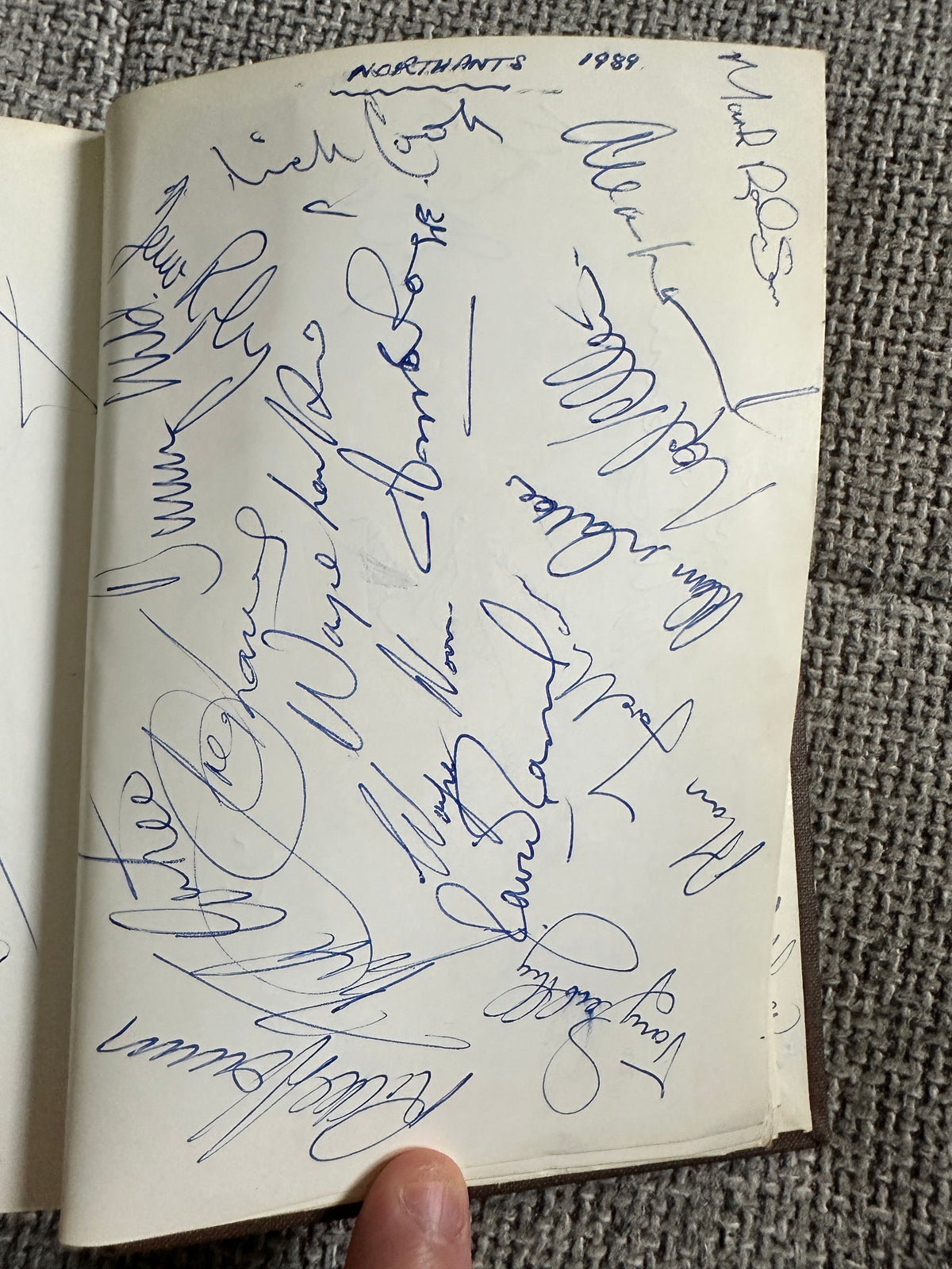 1987 Cricketers Who’s Who 100’s of signatures (Botham, Lamb, Border, Imran Khan, Kallicharan etc) fantastic collection - Honeyburn Books (UK)