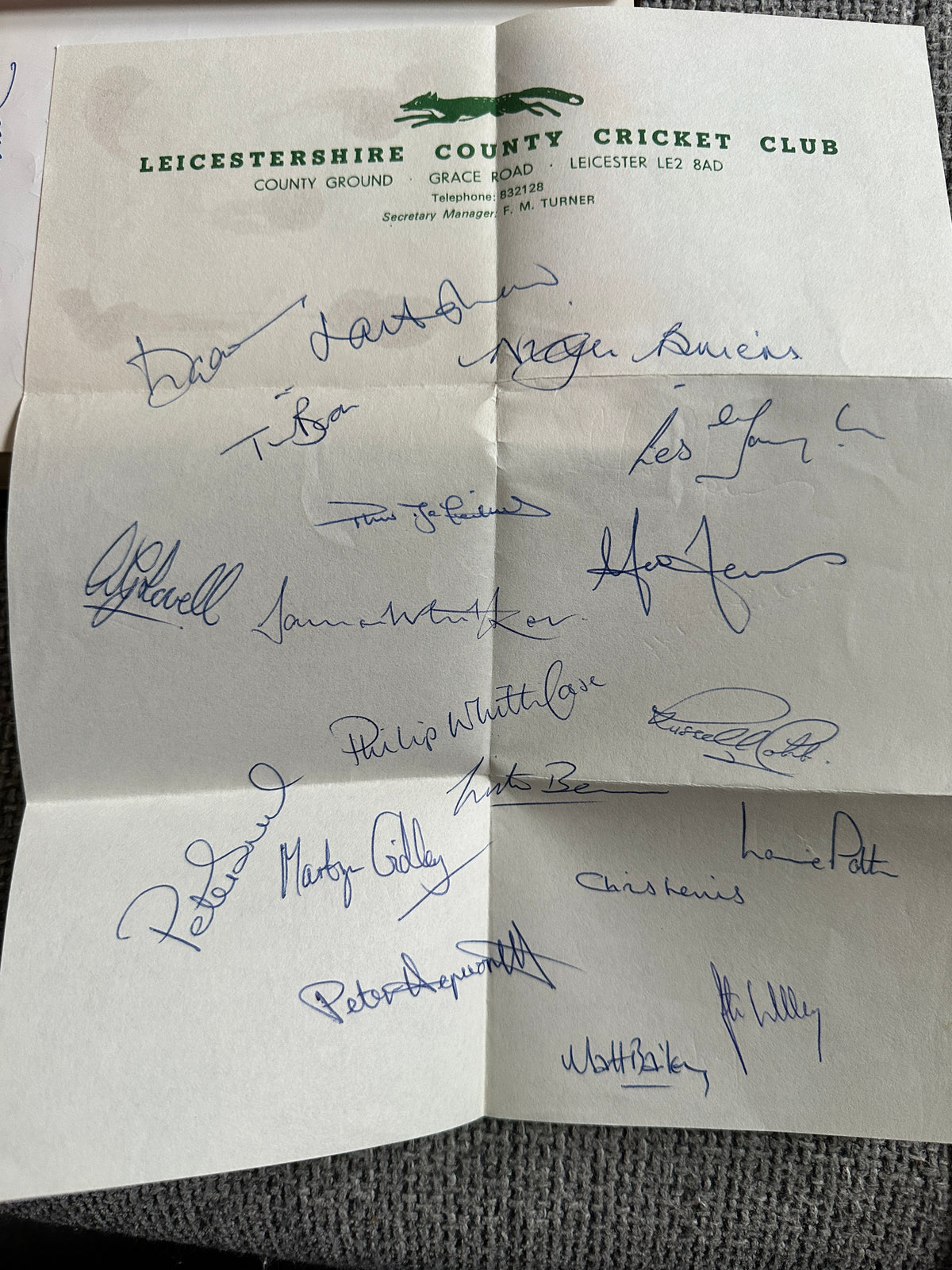 1987 Cricketers Who’s Who 100’s of signatures (Botham, Lamb, Border, Imran Khan, Kallicharan etc) fantastic collection - Honeyburn Books (UK)