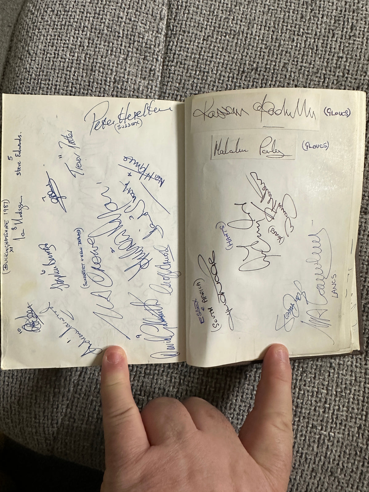 1987 Cricketers Who’s Who 100’s of signatures (Botham, Lamb, Border, Imran Khan, Kallicharan etc) fantastic collection - Honeyburn Books (UK)