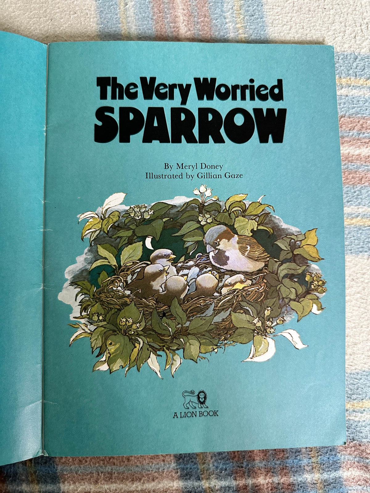 1983 The Very Worried Sparrow - Meryl Doney(Illust Gillian Gaze) Lion Book - Honeyburn Books (UK)