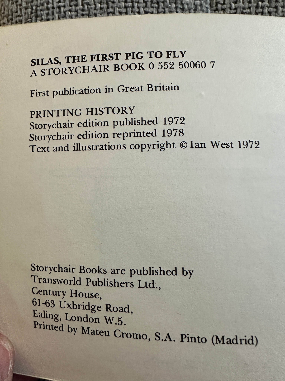 1978 Silas The First Pig To Fly - Ian West (A Storychair Book) Transworld Publishers Ltd. - Honeyburn Books (UK)