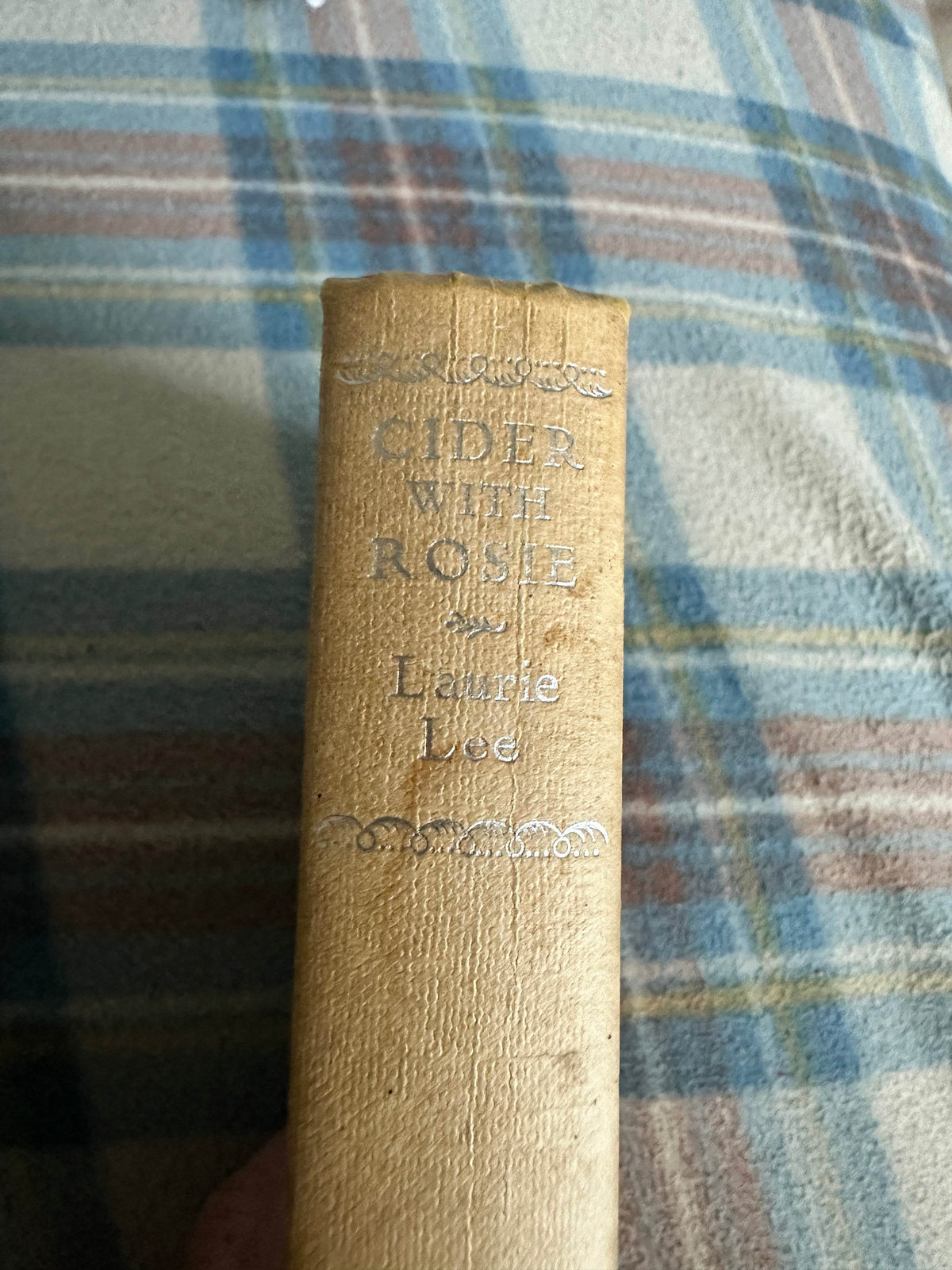 1965 Cider With Rosie - Laurie Lee(John Ward Illust) The Hogarth Press - Honeyburn Books (UK)