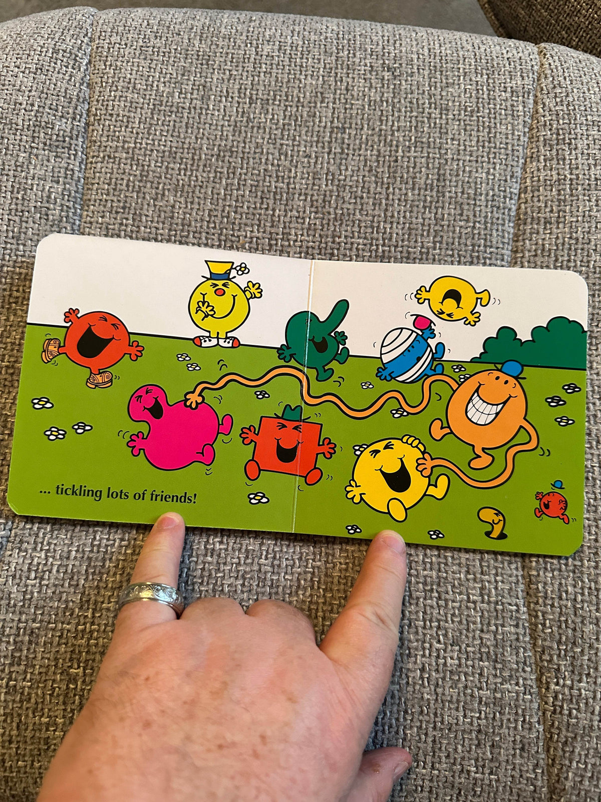 2016 Here Comes Mr. Tickle - Roger Hargreaves (Dean & Son) Board book - Honeyburn Books (UK)