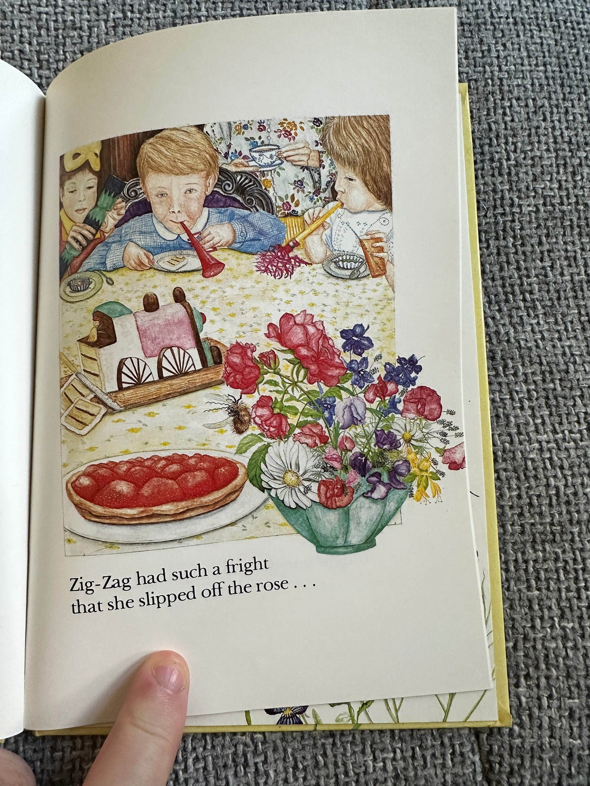 1980*1st* Zig-Zag The Bee - Mirabel Cecil (Christina Gascoigne Illust) Methuen / Walker Books - Honeyburn Books (UK)