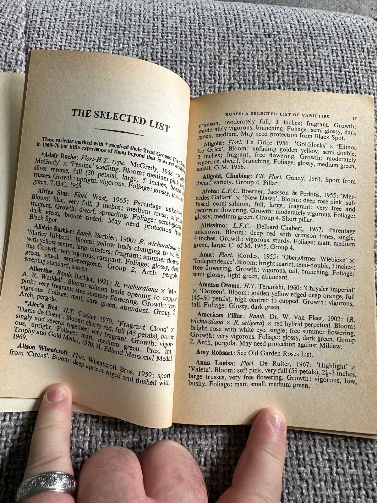 1971 Roses: A Selected List Of Varieties - Leonard Hollis ( The Royal National Rose Society) - Honeyburn Books (UK)