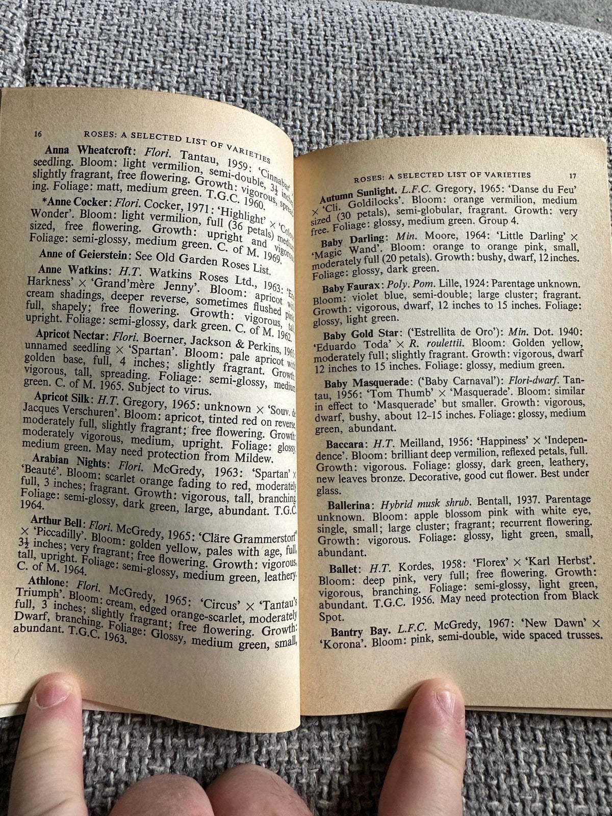 1971 Roses: A Selected List Of Varieties - Leonard Hollis ( The Royal National Rose Society) - Honeyburn Books (UK)