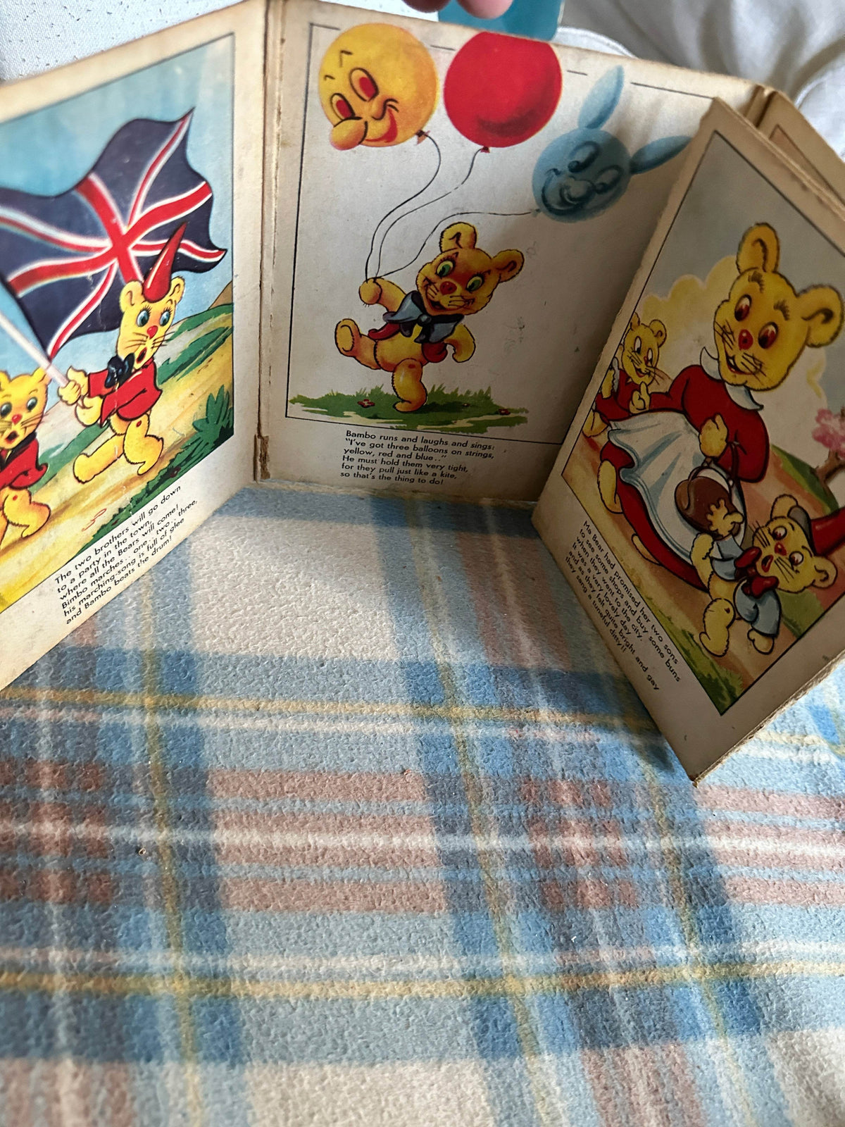 1930’s Teddy Bear’s Tale(Fold out concertina style) Printed in Holland - Honeyburn Books (UK)