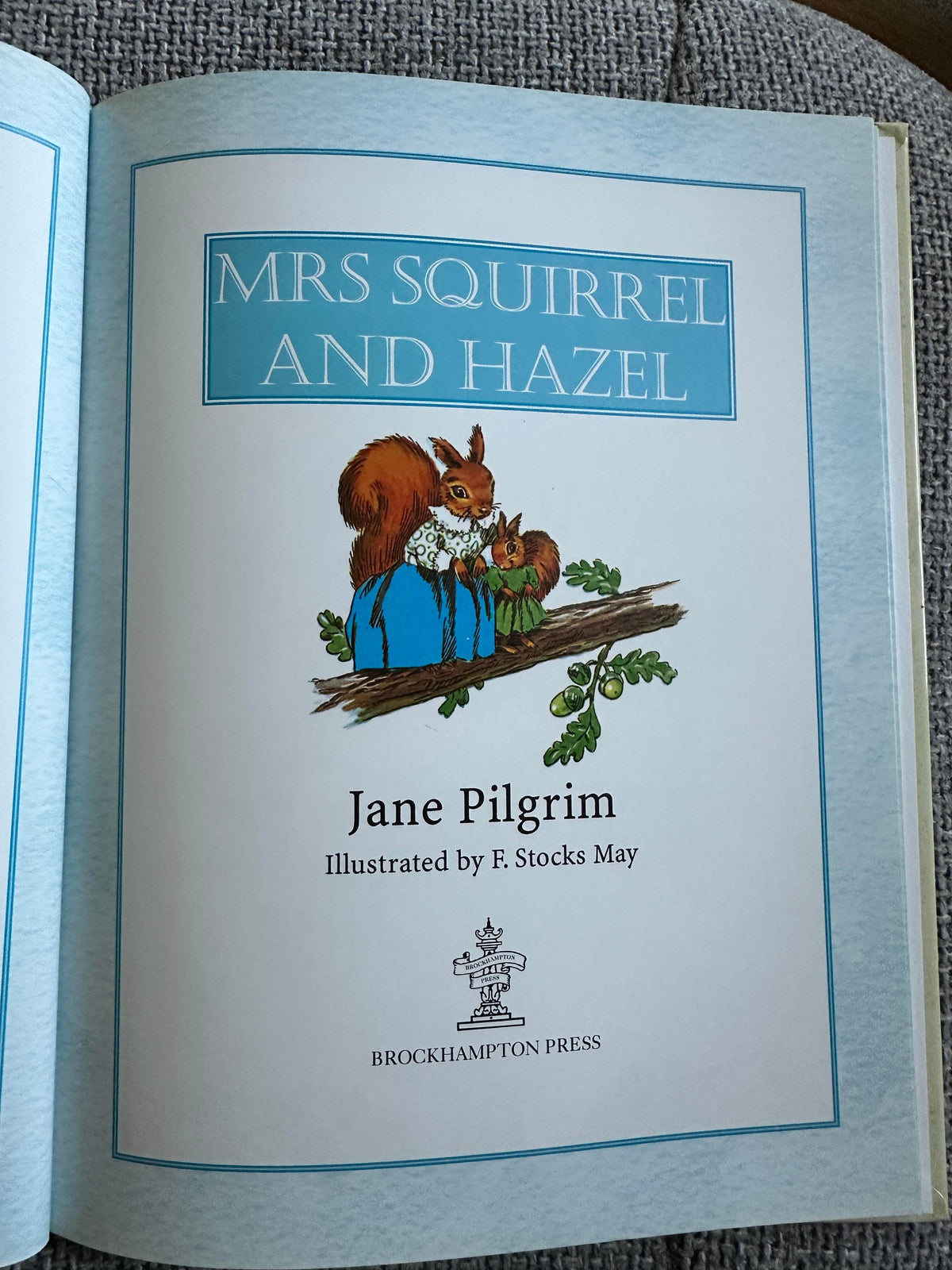 2000 Blackberry Farm: Mrs. Squirrel & Hazel - Jane Pilgrim (F. Stocks May Illust) Brockhampton Press - Honeyburn Books (UK)