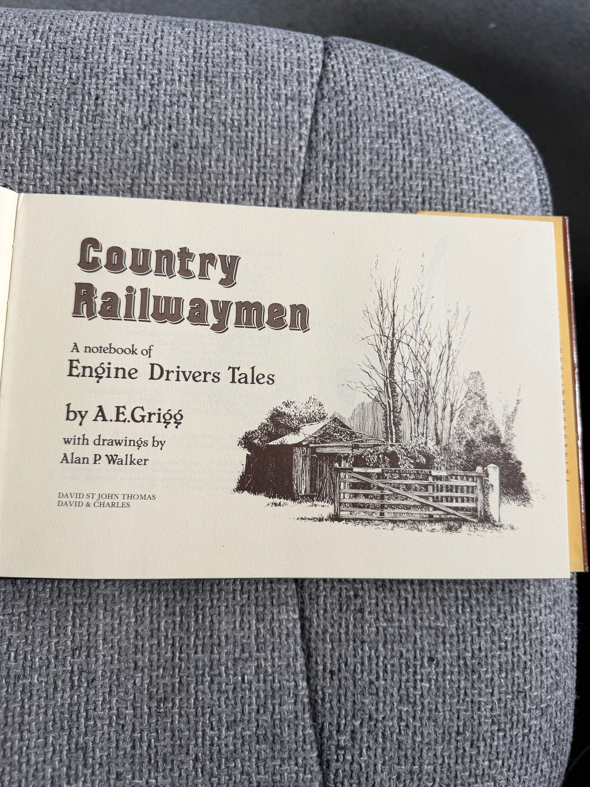 1989 Country Railwaymen A Notebook of Engine Driver’s Tales - A. E. Grigg (Alan P. Walker drawings) David & Charles Pub - Honeyburn Books (UK)
