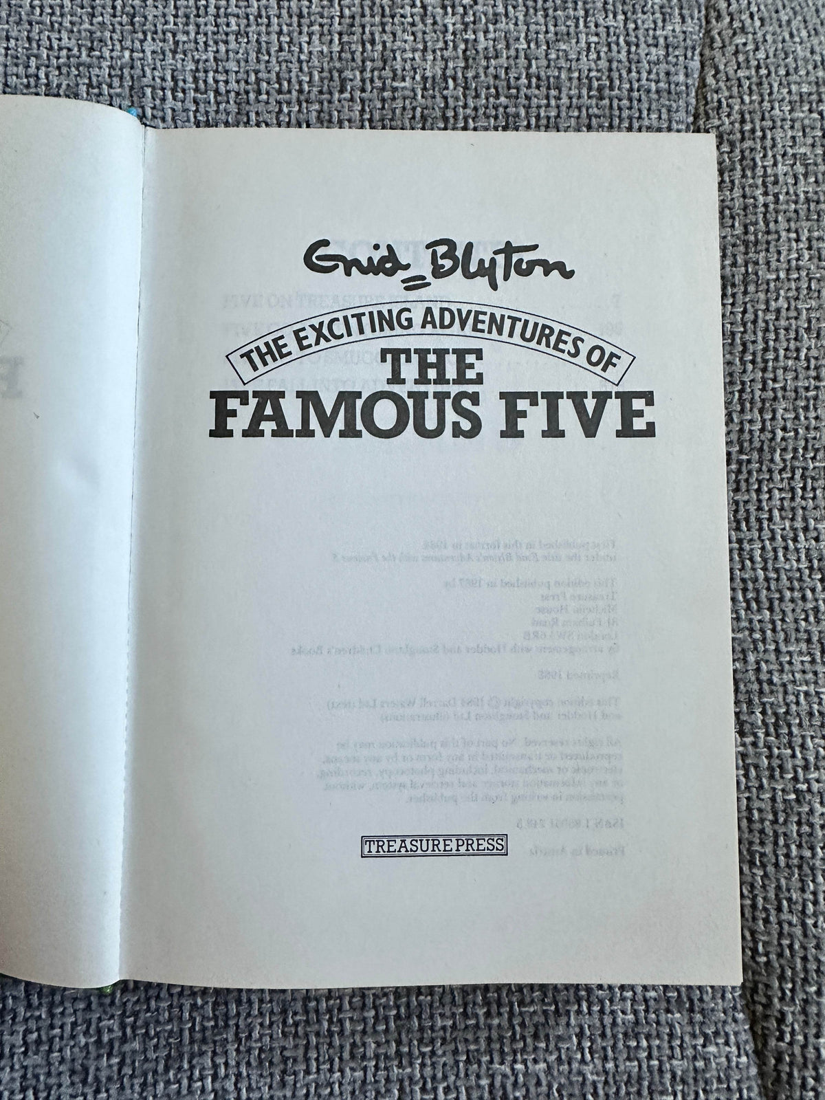 1988 The Exciting Adventures of The Famous Five(4 books Five On Treasure Island, Five Go Adventuring Again, Five Go To Smuggler’s Top,Five Fall Into Adventure) Enid Blyton(Illust Jolyne Knox) Treasure Press - Honeyburn Books (UK)