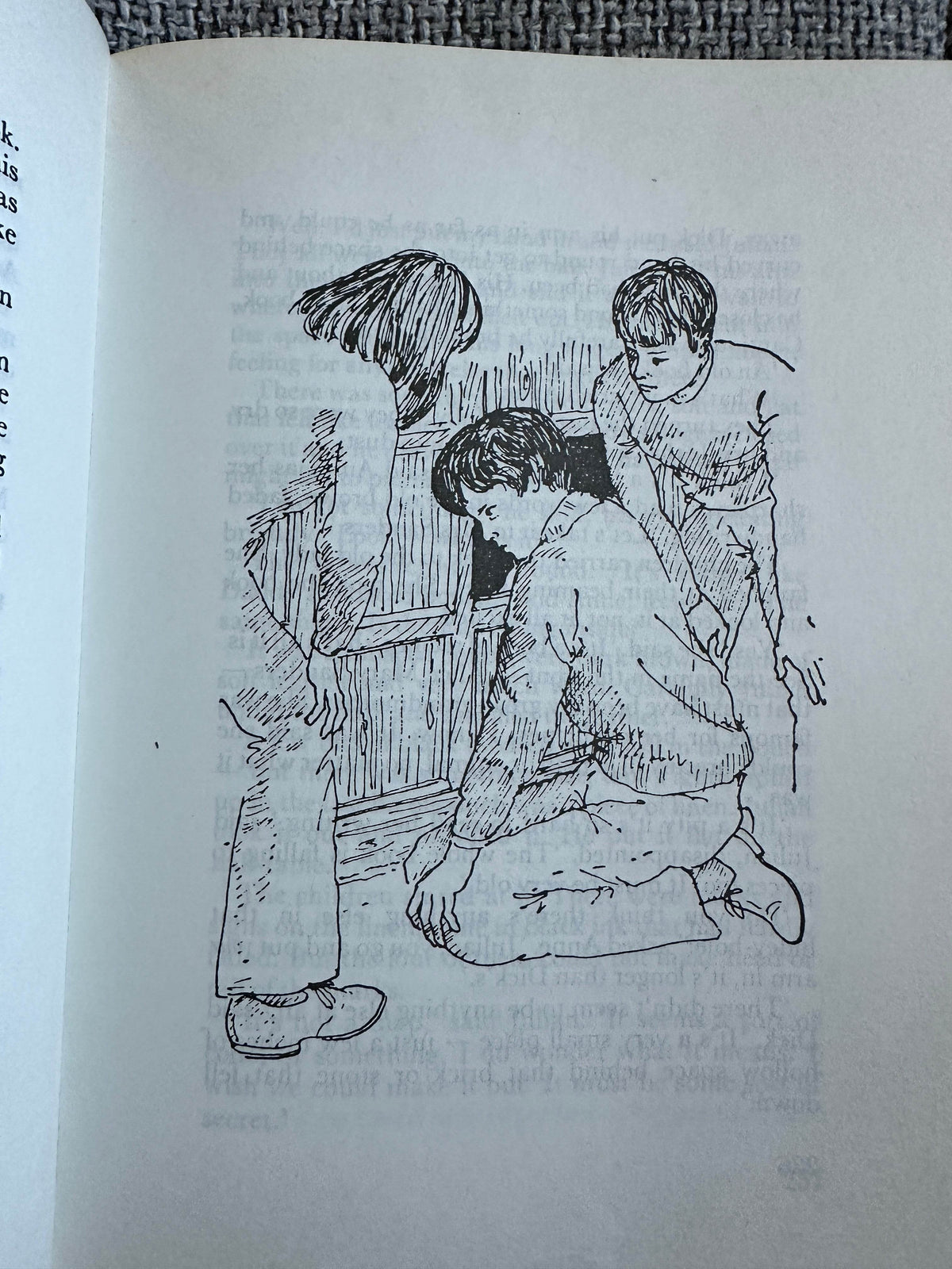 1988 The Exciting Adventures of The Famous Five(4 books Five On Treasure Island, Five Go Adventuring Again, Five Go To Smuggler’s Top,Five Fall Into Adventure) Enid Blyton(Illust Jolyne Knox) Treasure Press - Honeyburn Books (UK)