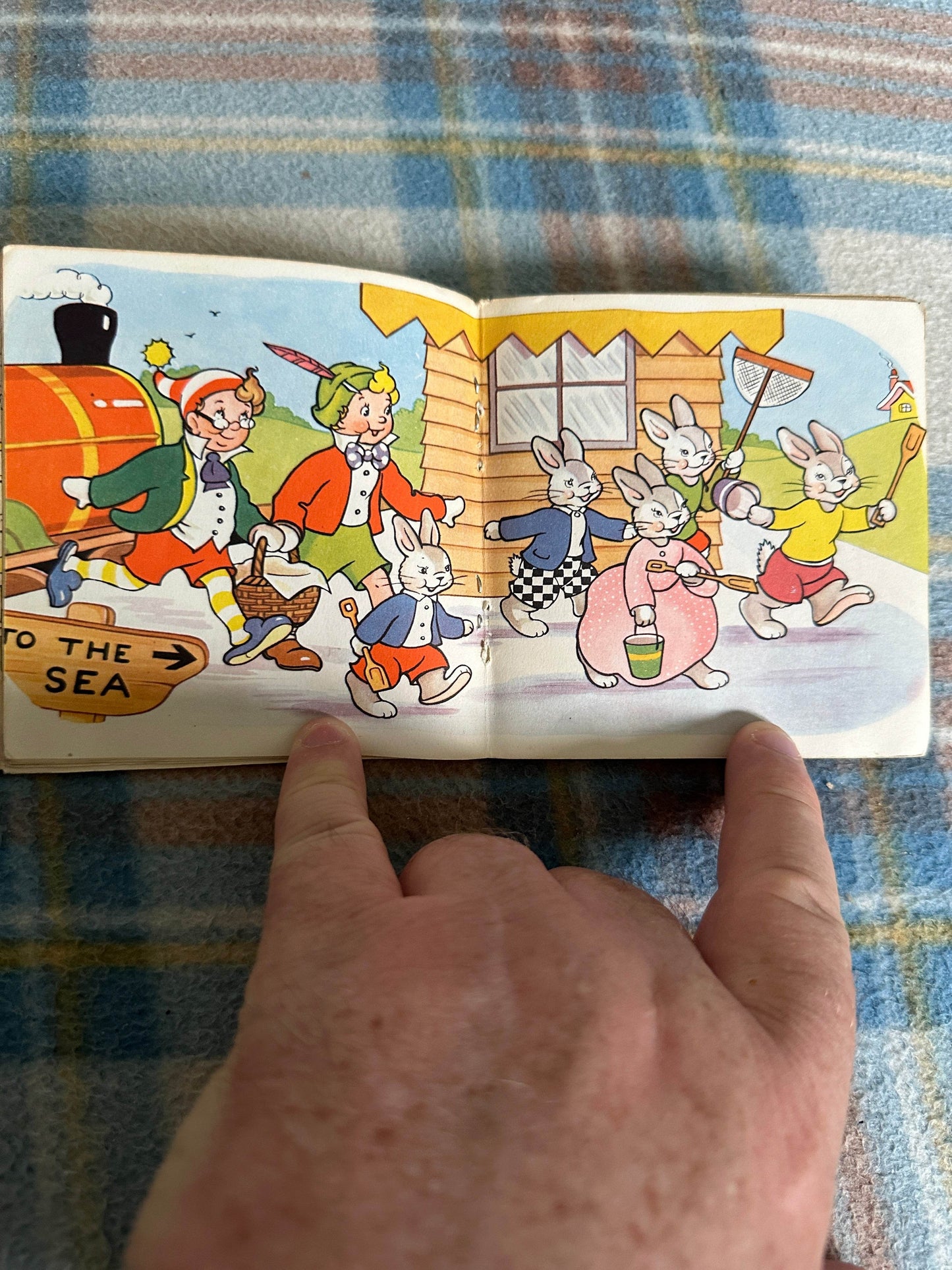 1965 Happy’s Holiday A Pixie Book - Betty Larom (Collins) - Honeyburn Books (UK)