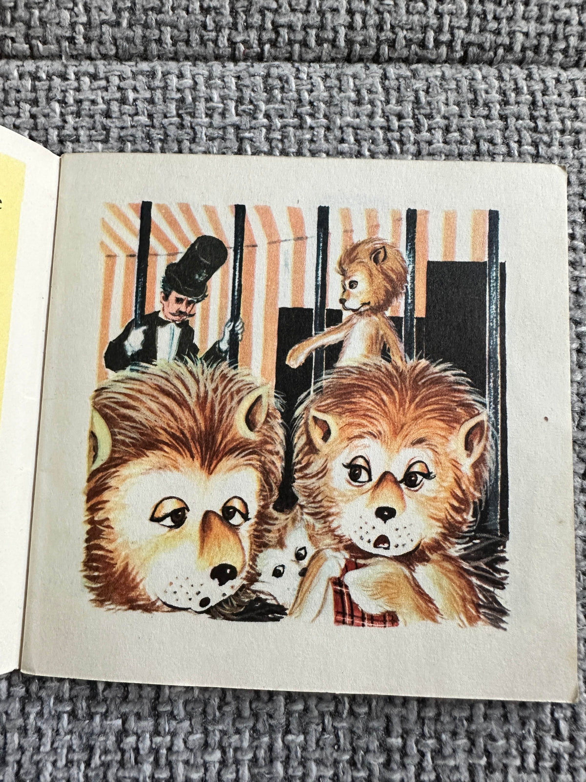 1950’s Dela’s Circus A Mini Book (Brown Watson Ltd) - Honeyburn Books (UK)