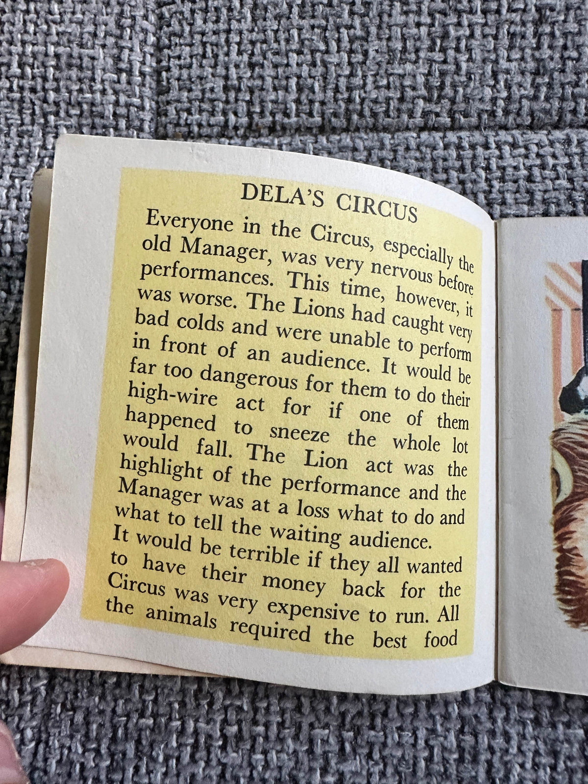 1950’s Dela’s Circus A Mini Book (Brown Watson Ltd) - Honeyburn Books (UK)
