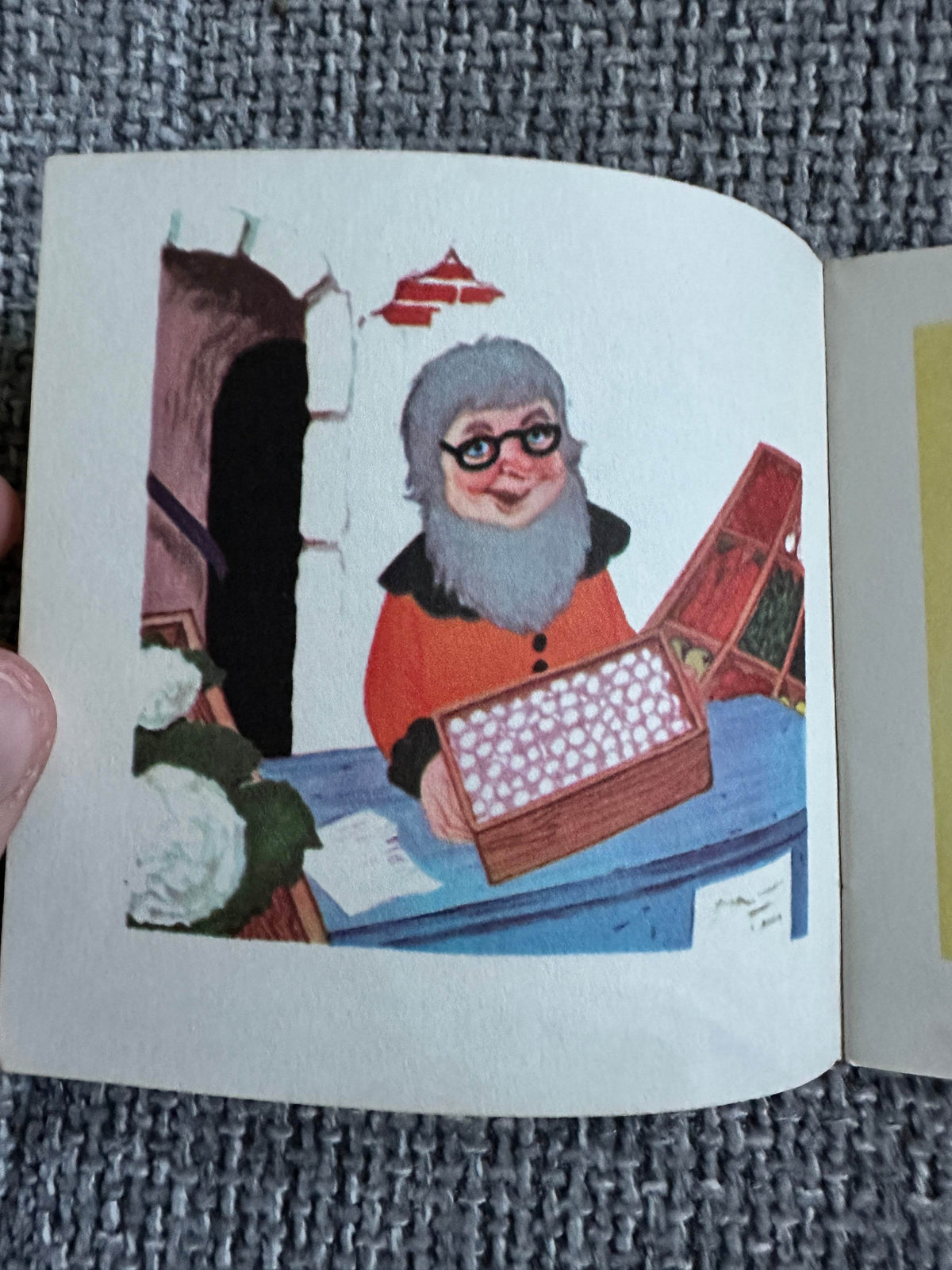 1950’s The Flying Broom-Stick A Mini Book(Brown Watson) - Honeyburn Books (UK)