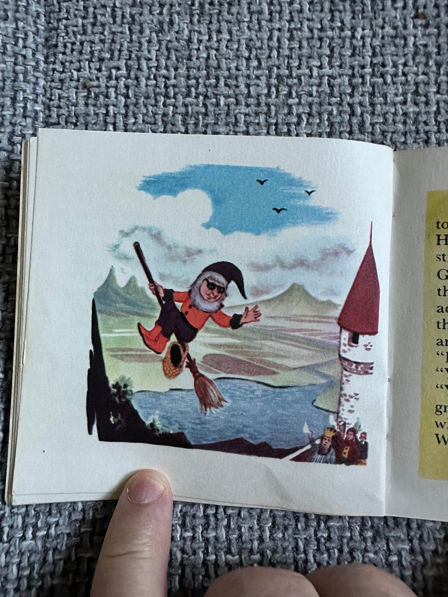 1950’s The Flying Broom-Stick A Mini Book(Brown Watson) - Honeyburn Books (UK)