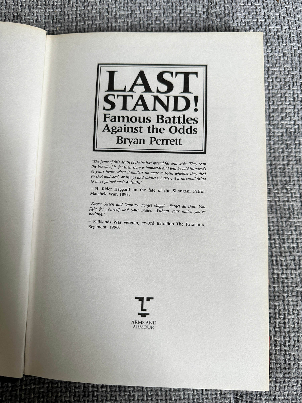 1996*1st* The Last Stand!(Famous Battles Against The Odds) Bryan Perrett(Arms & Armour Publisher) - Honeyburn Books (UK)