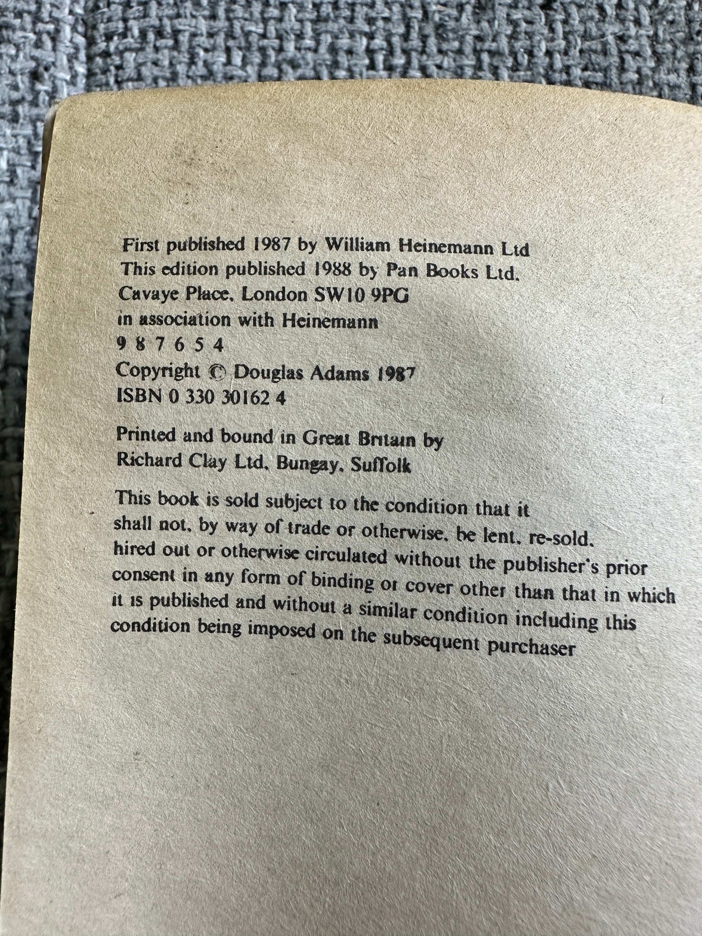 1987 Dick Gently’s Holistic Detective Agency - Douglas Adams (Pan Books) - Honeyburn Books (UK)