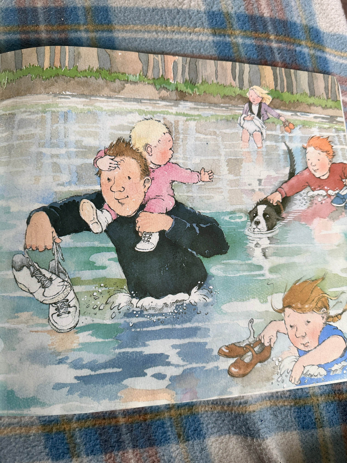 1993 We’re Going On A Bear Hunt - Michael Rosen(Helen Oxenbury illustration)Walker Books - Honeyburn Books (UK)