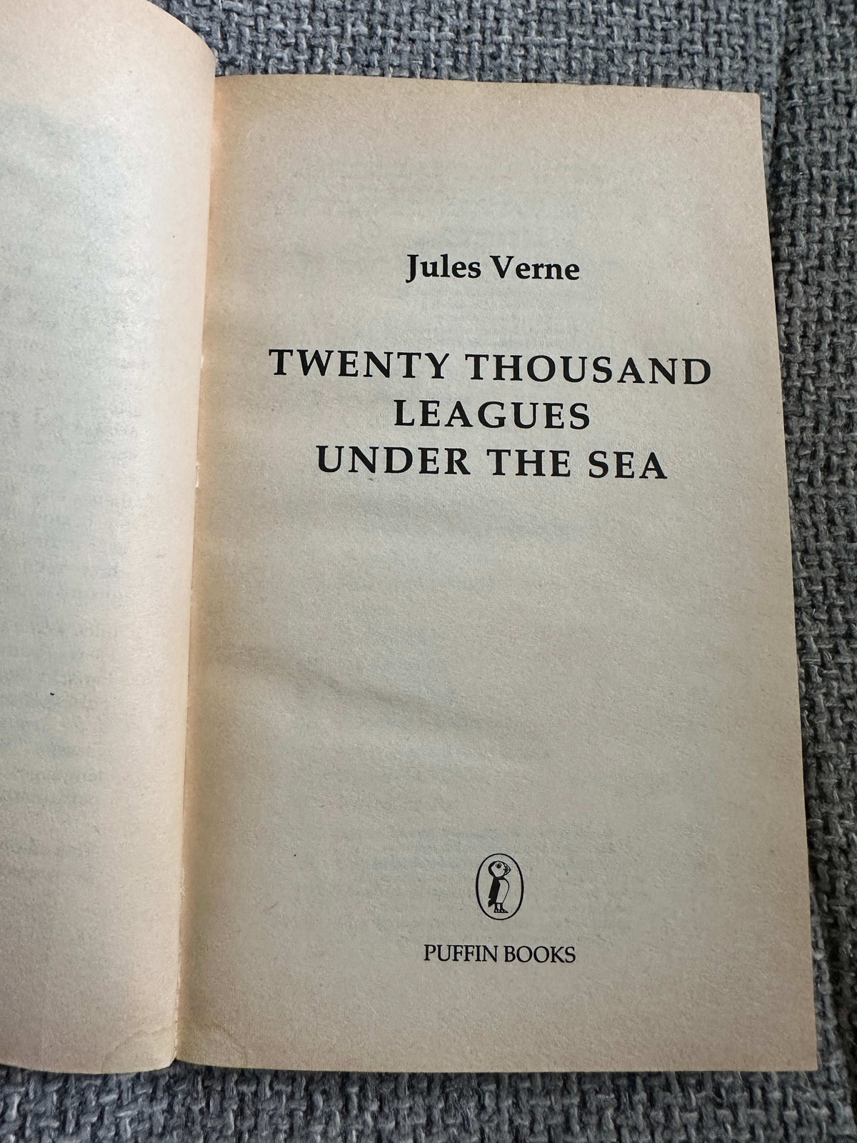 1986 Twenty Thousand Leagues Under The Sea - Jules Verne (Puffin Classics)