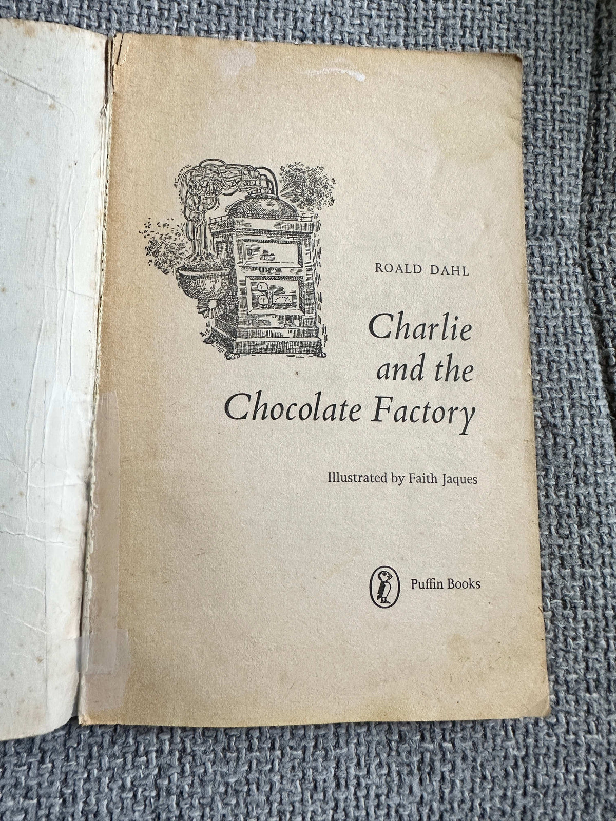 1975 Charlie & The Chocolate Factory- Roald Dahl (Faith Jaques Illust) Puffin Books