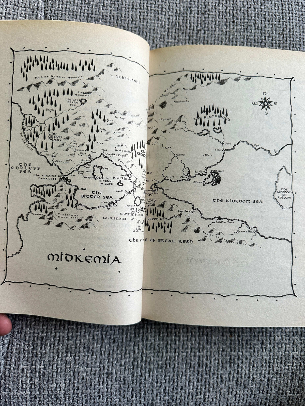 2005 Talon Of The Silver Hawk (Conclave of Shadows Book 1) Raymond E. Feist (BCA)