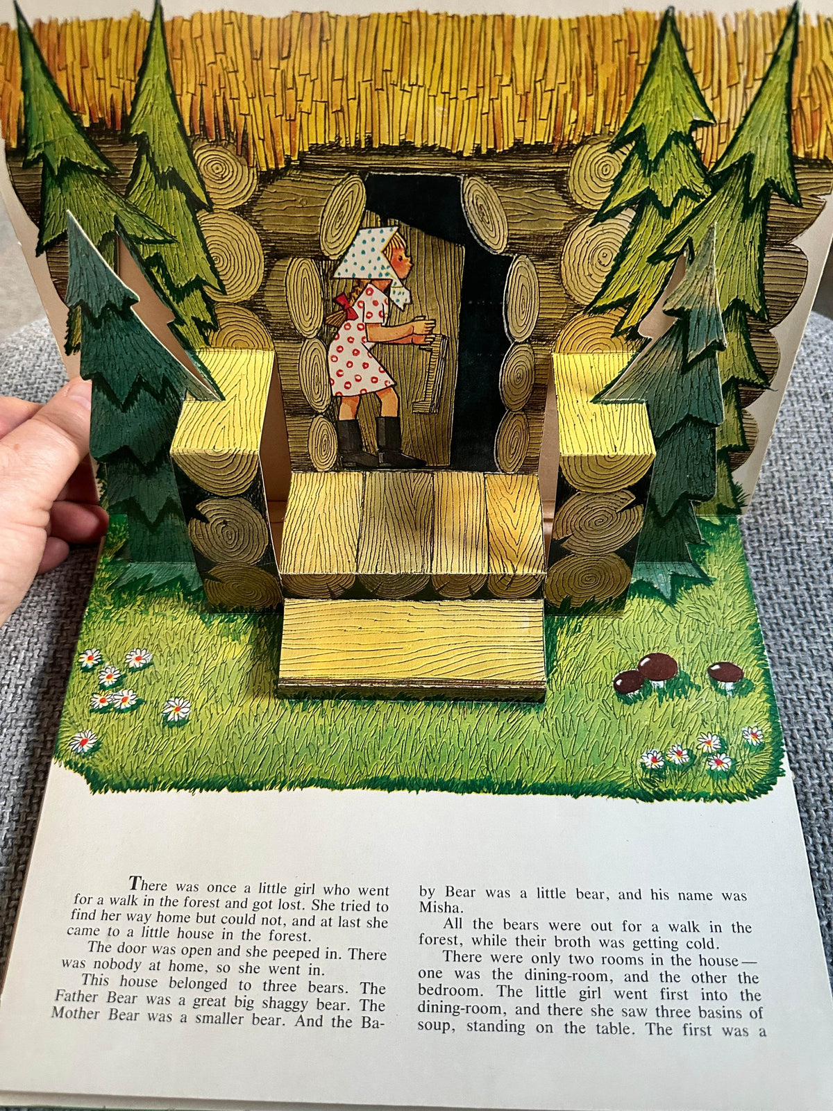 1977 The Three Bears (Pop-Up)A Russian Folk Tale - Lev Tolstoy(Translated by Ivy Litvinov)Illustrated by V. Andriyevich(Malysh Publishers Moscow) - Honeyburn Books (UK)