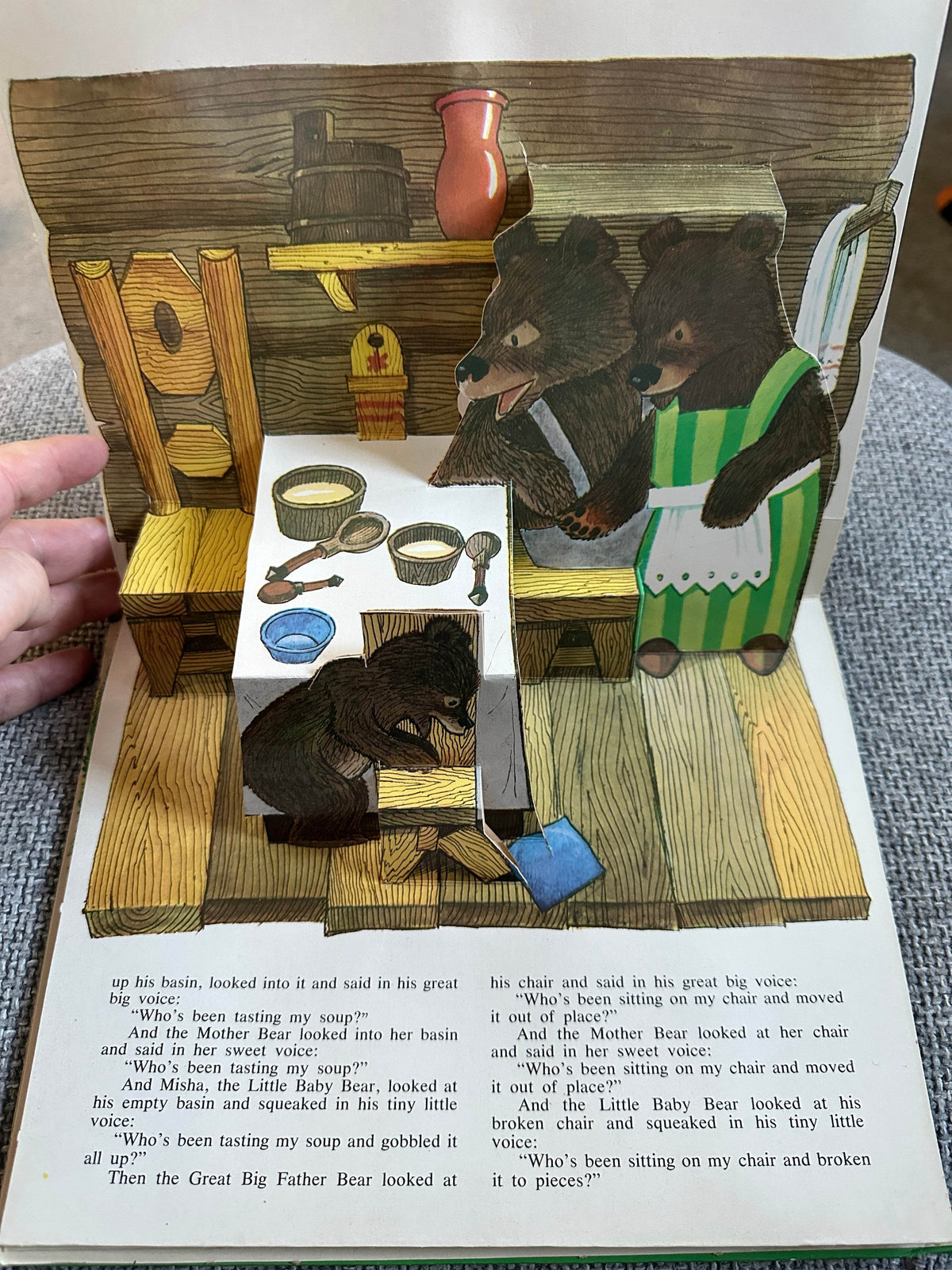 1977 The Three Bears (Pop-Up)A Russian Folk Tale - Lev Tolstoy(Translated by Ivy Litvinov)Illustrated by V. Andriyevich(Malysh Publishers Moscow) - Honeyburn Books (UK)