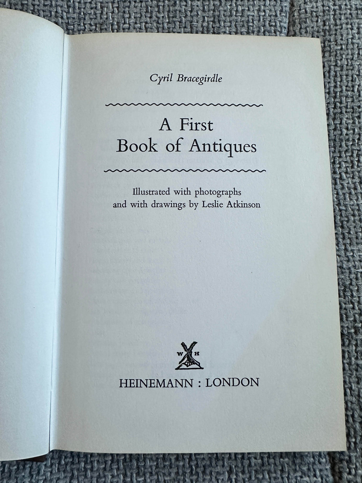 1970*1st* A First Book Of Antiques - Cyril Bracegirdle (Leslie Atkinson Illust) Heinemann - Honeyburn Books (UK)