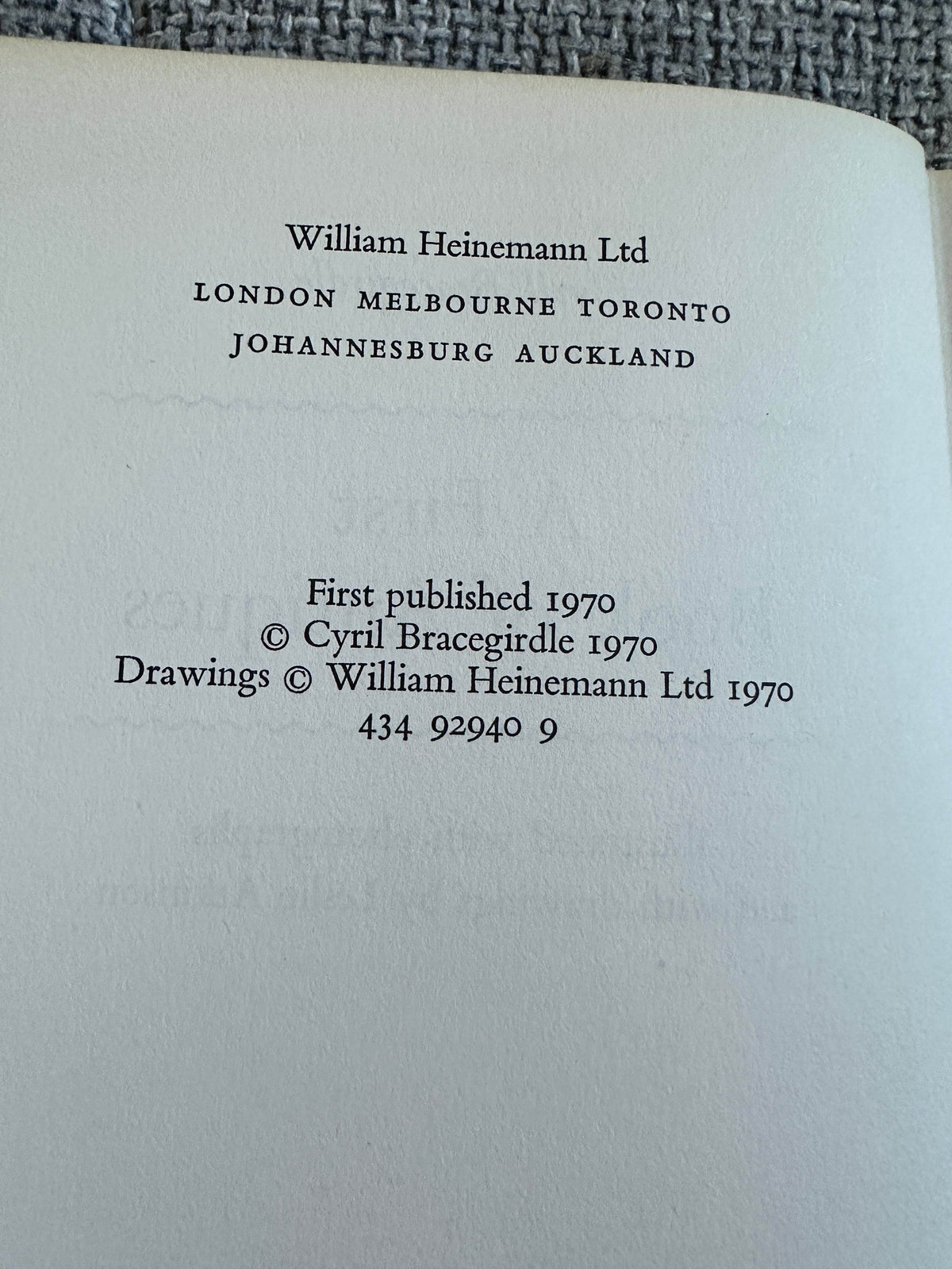 1970*1st* A First Book Of Antiques - Cyril Bracegirdle (Leslie Atkinson Illust) Heinemann - Honeyburn Books (UK)