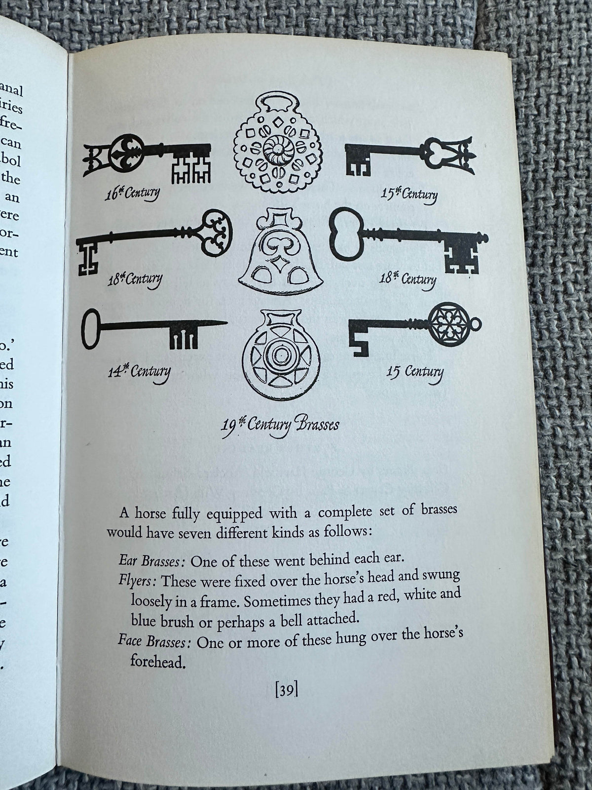 1970*1st* A First Book Of Antiques - Cyril Bracegirdle (Leslie Atkinson Illust) Heinemann - Honeyburn Books (UK)